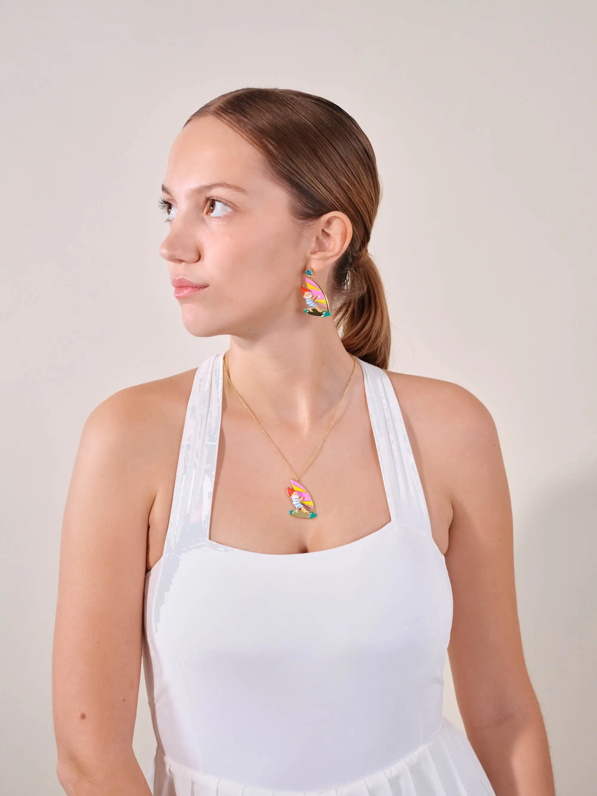 Pendentif Gnome Surfant - Collier Fantaisie Artisanal Les Néréides Élégant collier gnome des jardins en style surf-côtier - Création Les Néréides 
