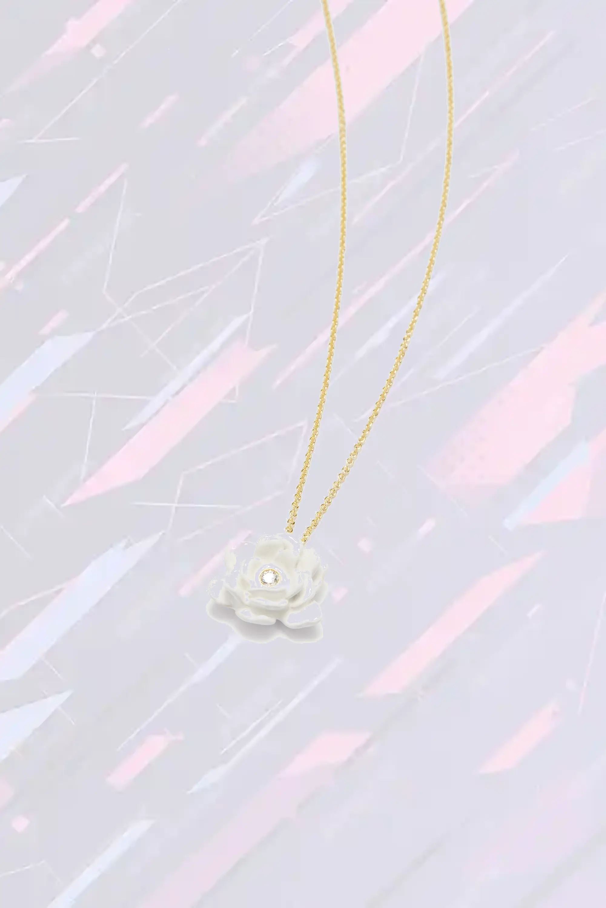 Collier délicat gardénia avec cristal sculpté - Création élégante Les Néréides