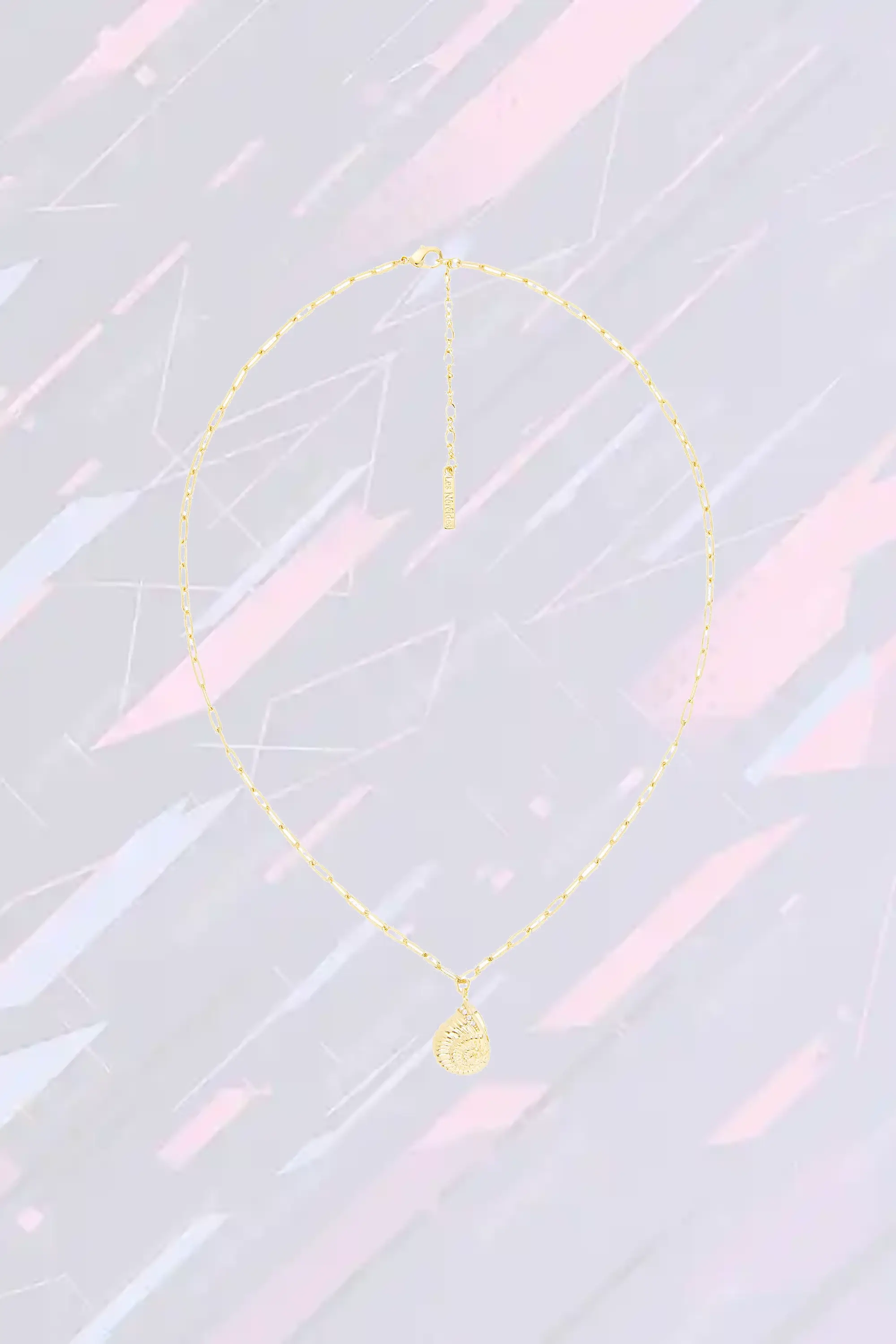 Élégant collier artisanal Les Néréides - Chaînage rectangulaire orné d'une spirale dorée