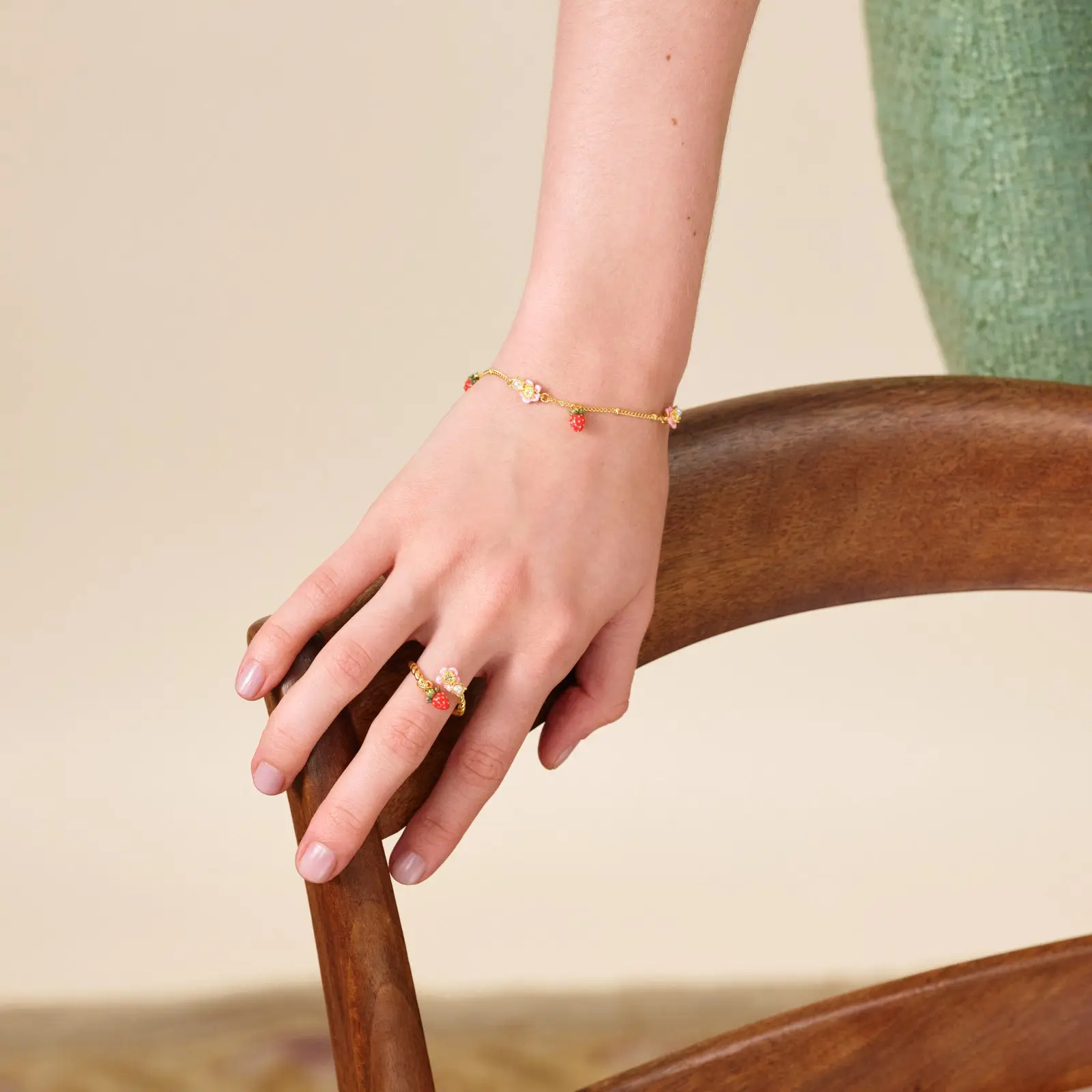 Bague Les Néréides réglable - Motif floral champêtre avec fraisiers et roses anciennes