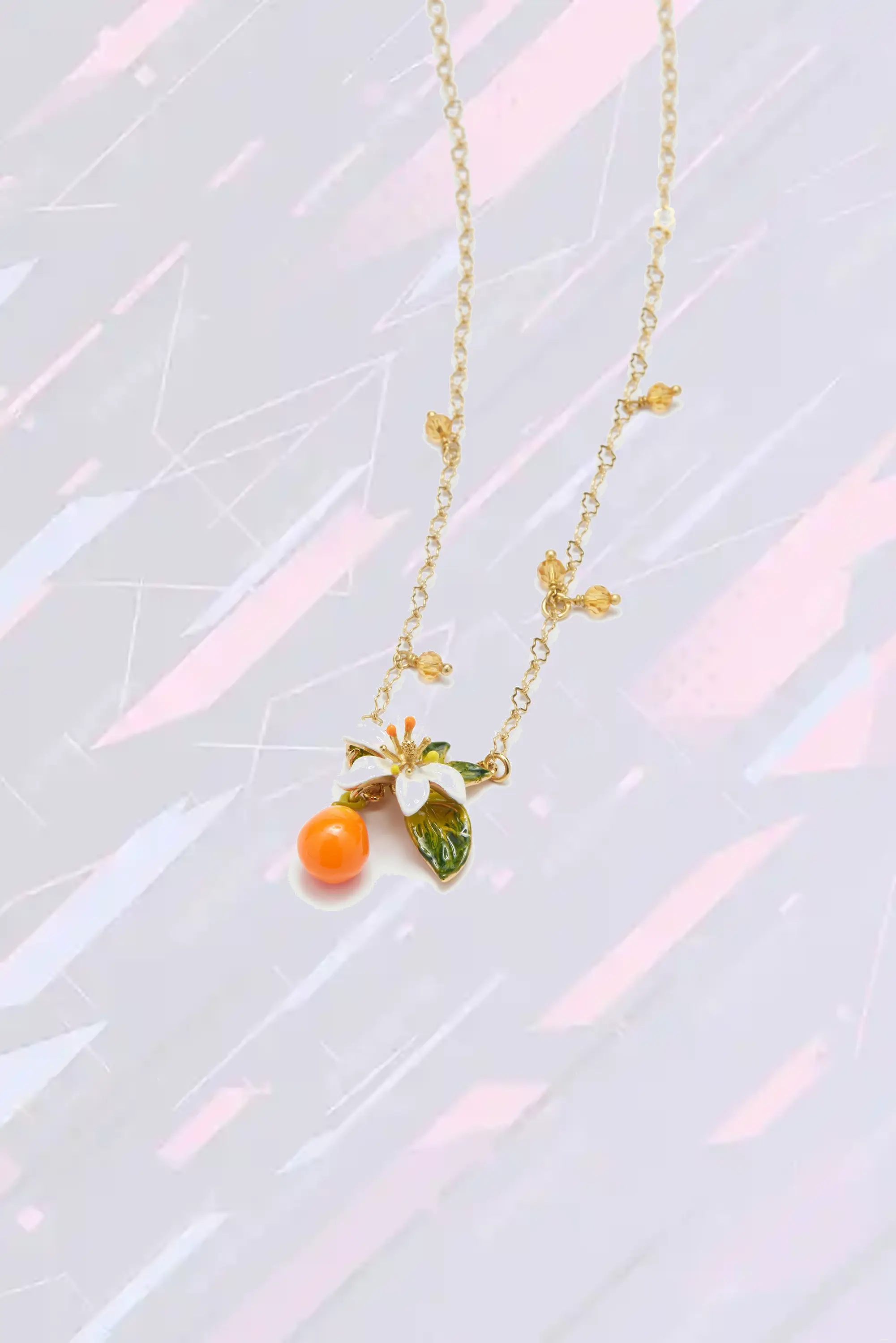 Collier artisanal Les Néréides - pendentif floral en pétales orangés et perles nacrées