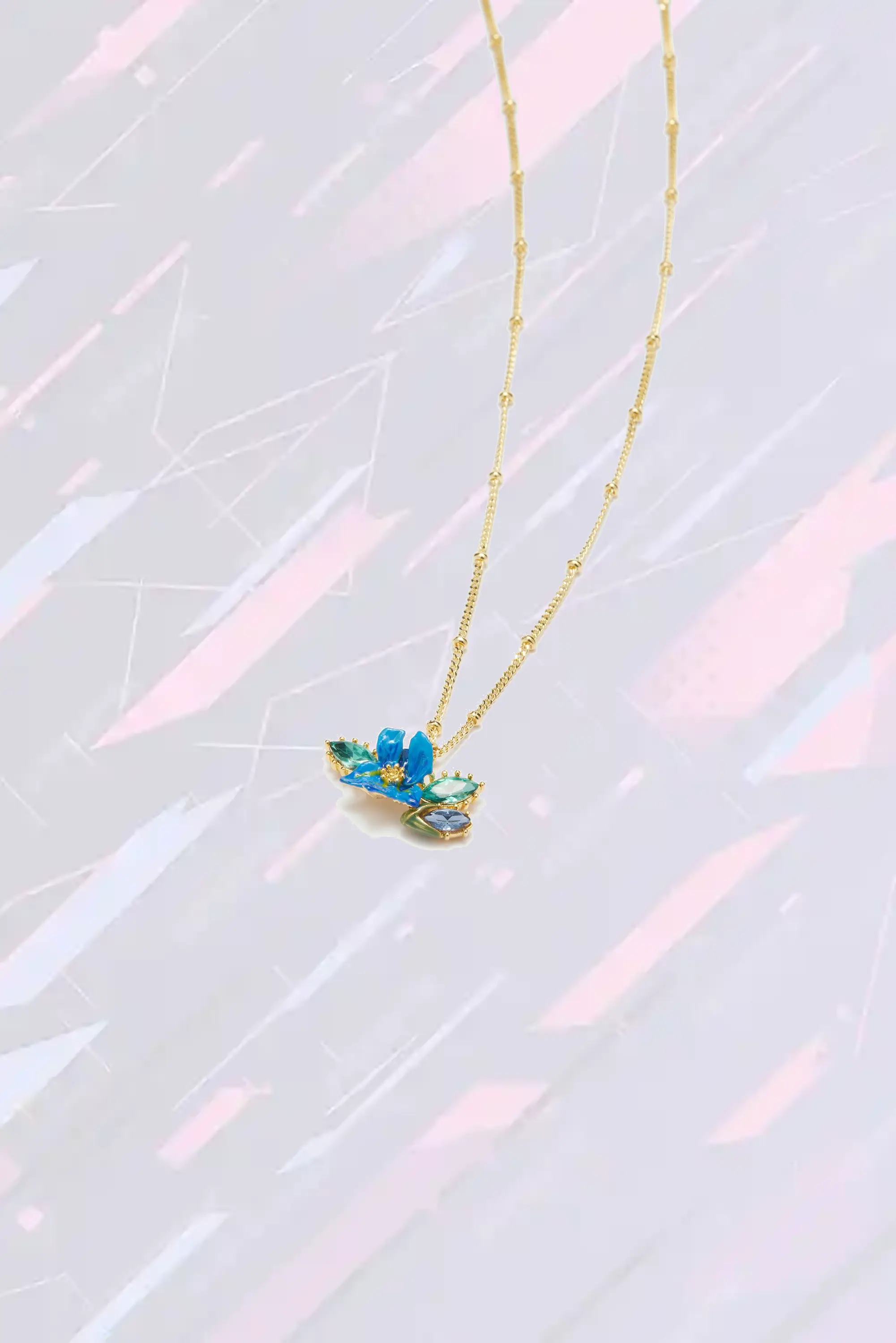 Collier Fantaisie Les Néréides avec Pendentif en Cristal Taillé Motif Fleur Sibérienne