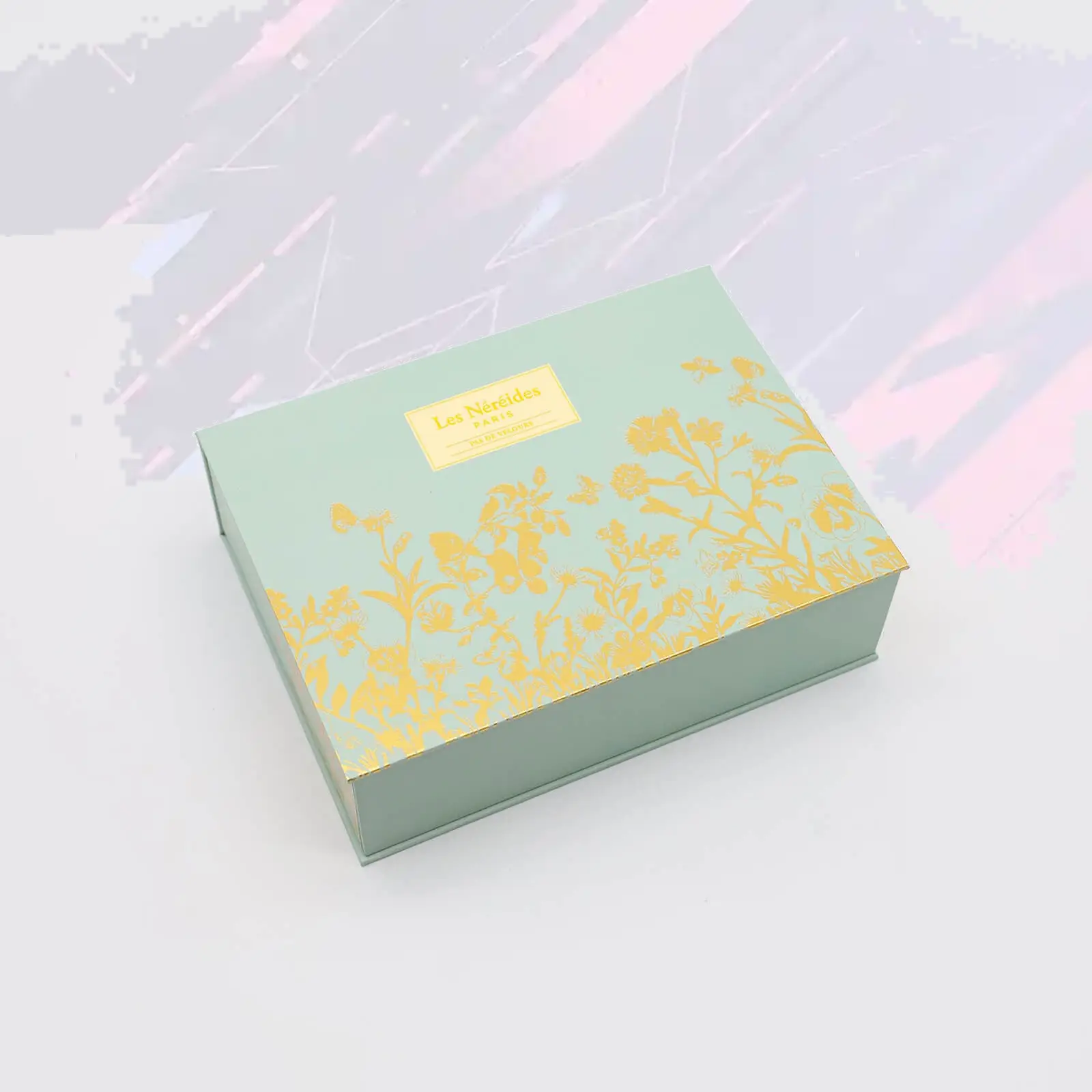Élégant coffret parfumé Velours Absolu 30ml, bracelet floral vanillé, flacon cristal taillé avec étui de voyage