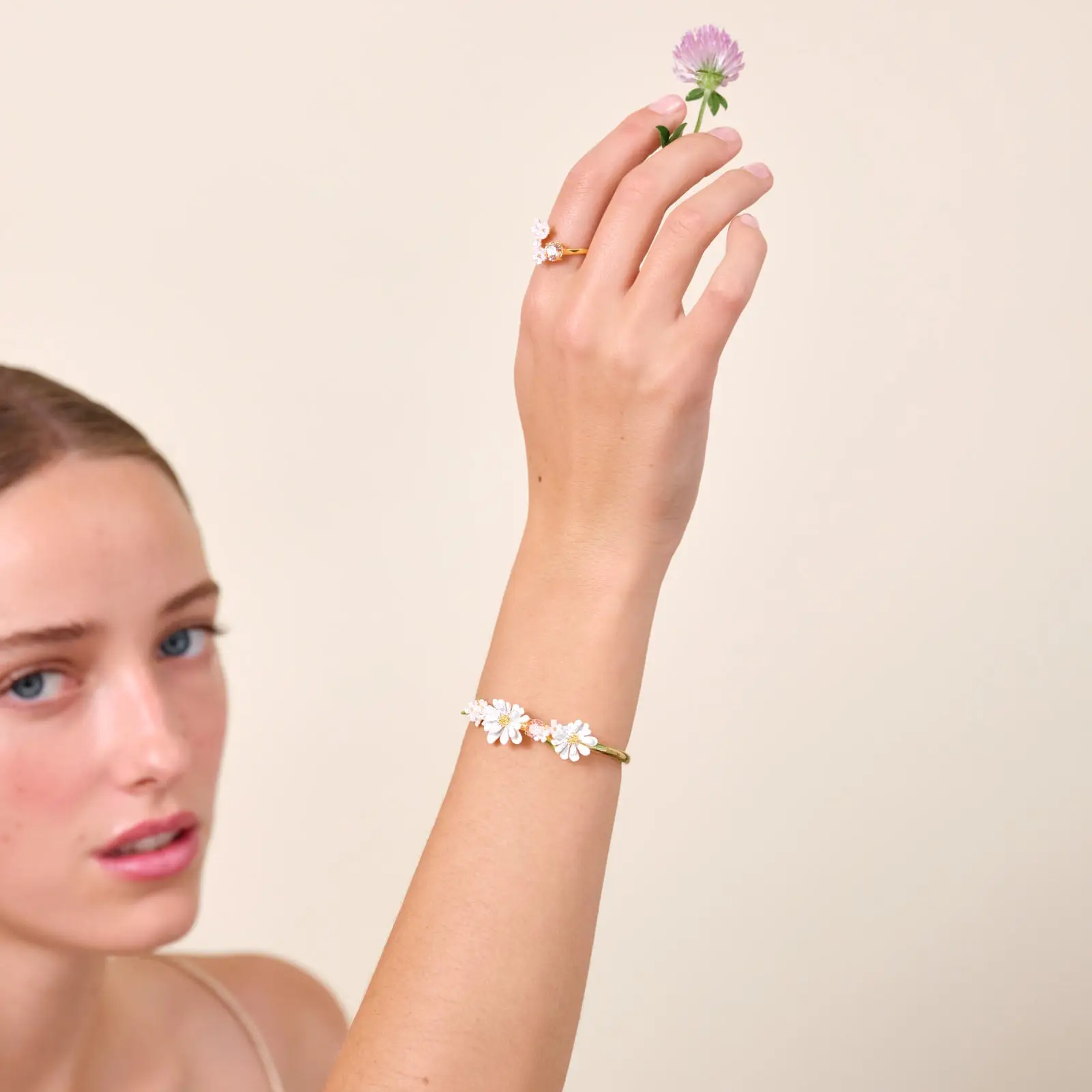 Bracelet manchette élégant motif floral émaillé serti d'un cabochon de cristal - Création artisanale Les Néréides