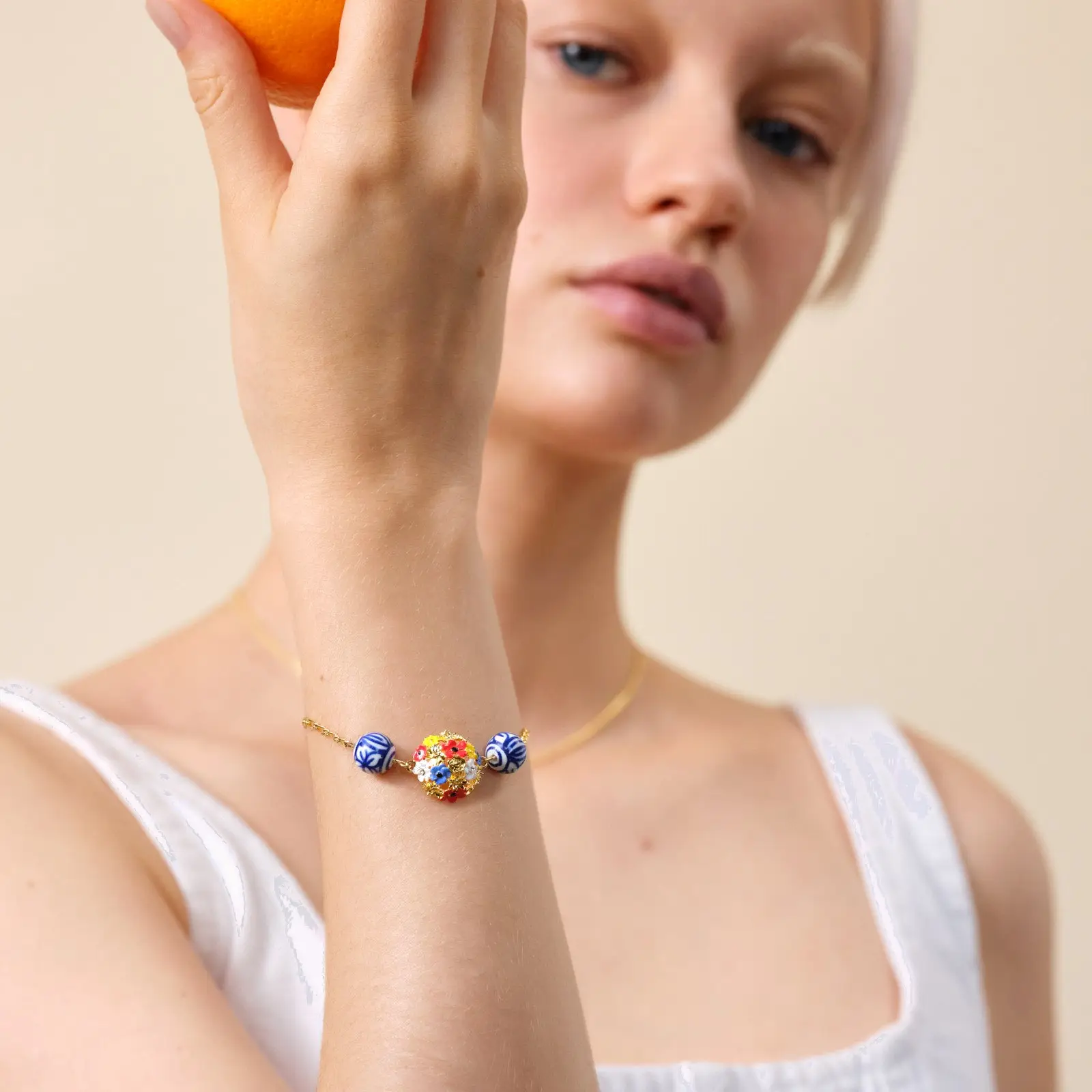 Bracelet délicat orné de motifs floraux et perle céramique émaillée - Création élégante Les Néréides