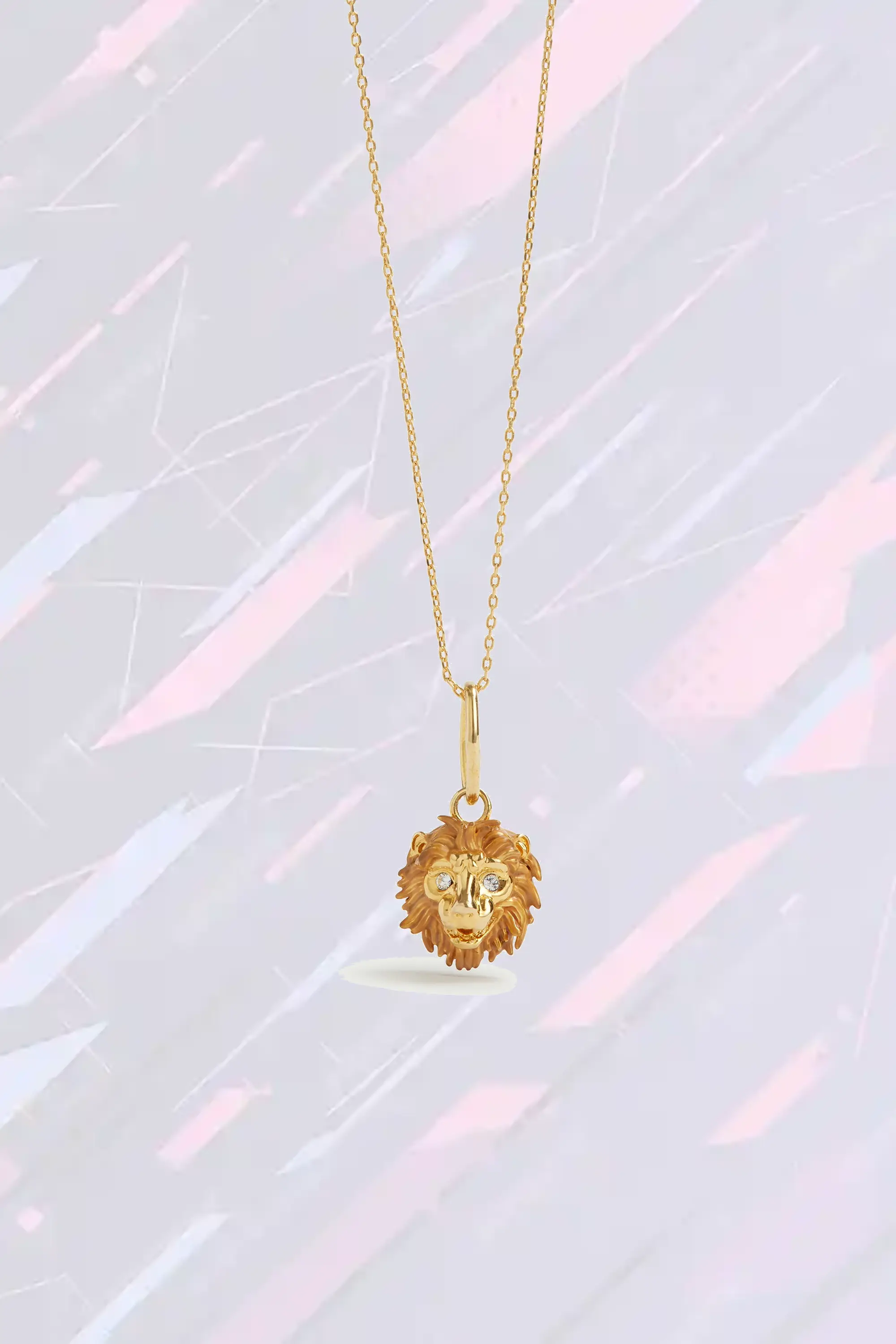 Pendentif Lion des Néréides, Alliage de Prestige et Élégance Tendre