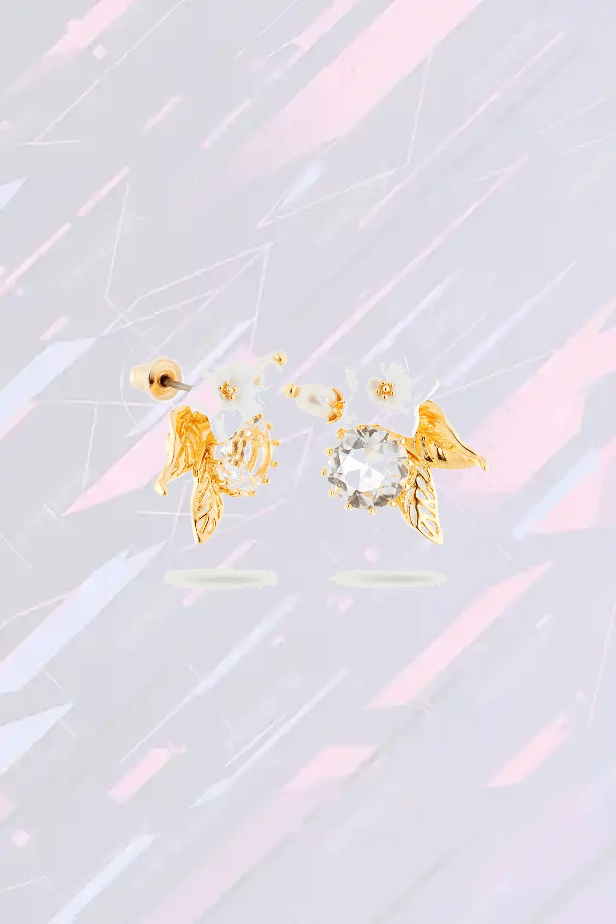Boucles créatives Les Néréides - Pendentifs oreilles avec tiges graphiques, fleur de jasmin ivoire, cristal taillé en étoile et perle iridescente - Inspiration nature luxe