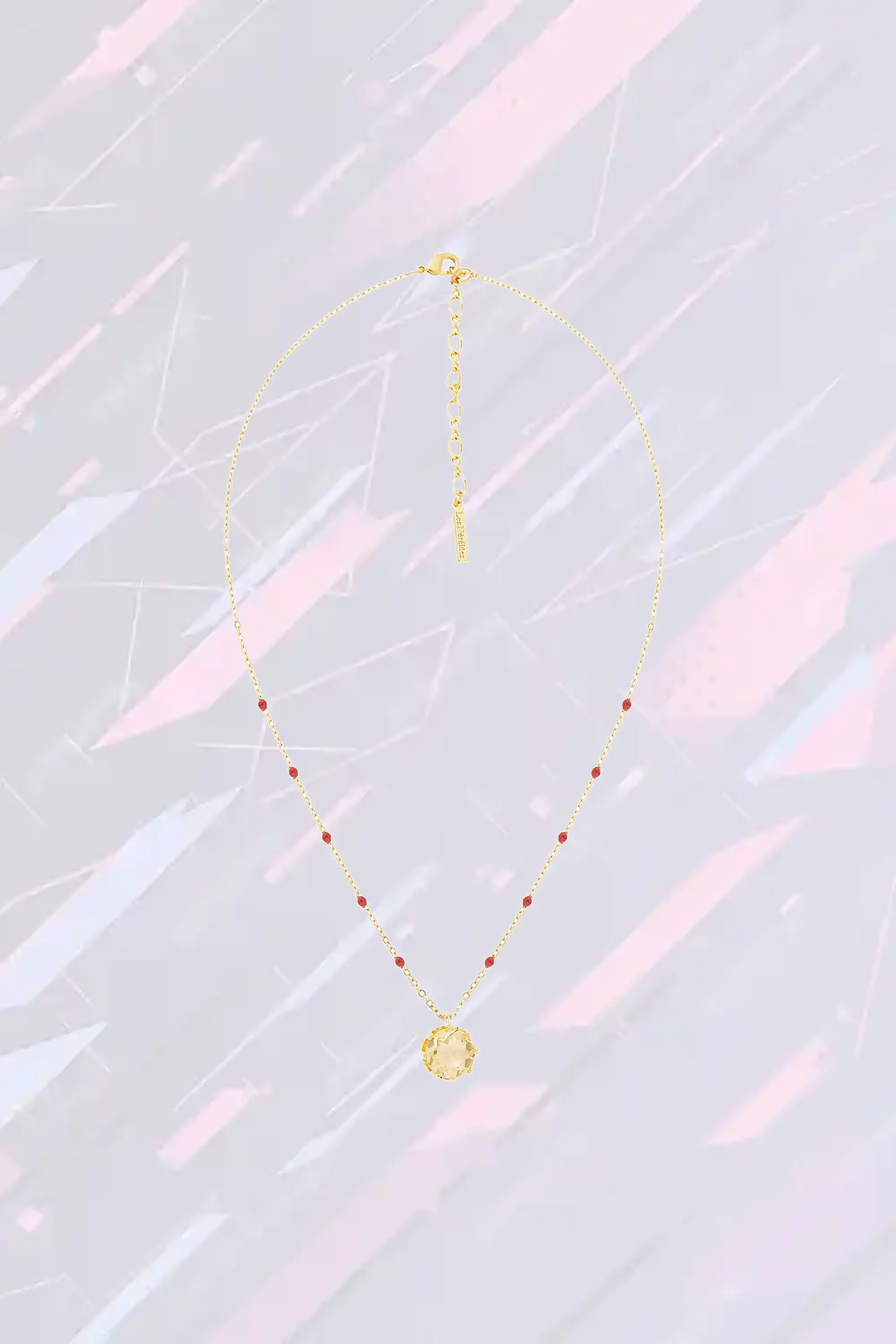 Collier doré à pendentif en citrine sphérique finement ciselé