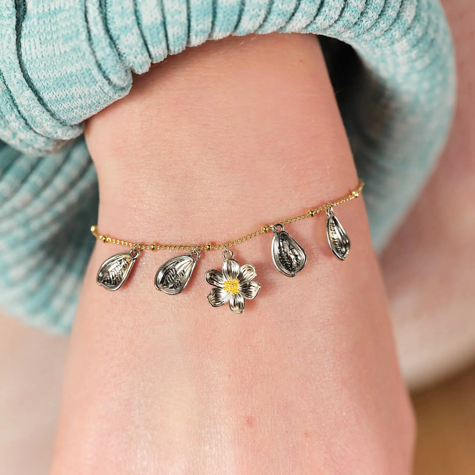 Bracelet délicat Les Néréides - Fleur de printemps aux pétales sculptés