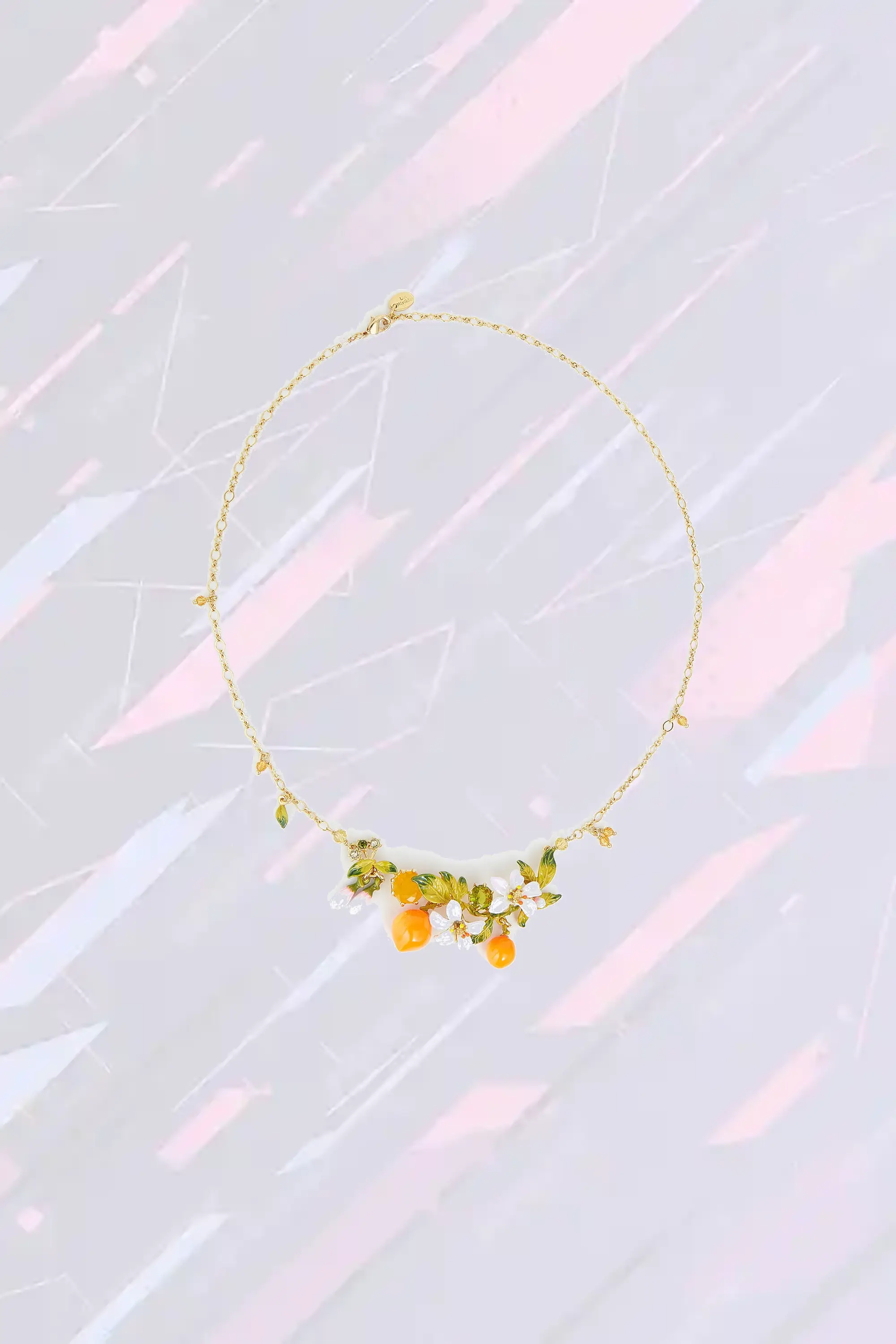 Collier médaille florale Les Néréides - Motifs d'agrumes et floraison printanière