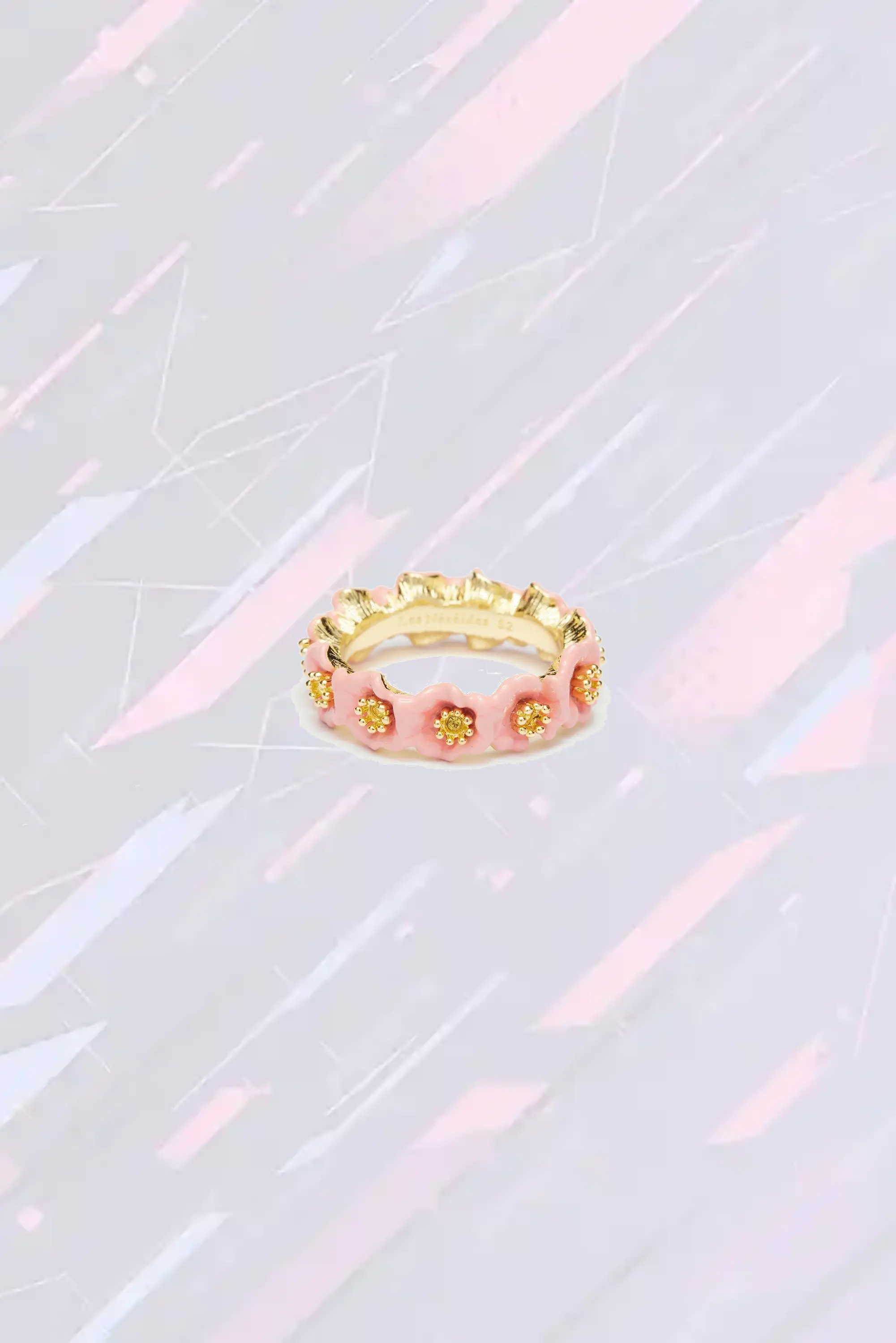 Bague délicate Les Néréides aux pétales rosés et éclats dorés
