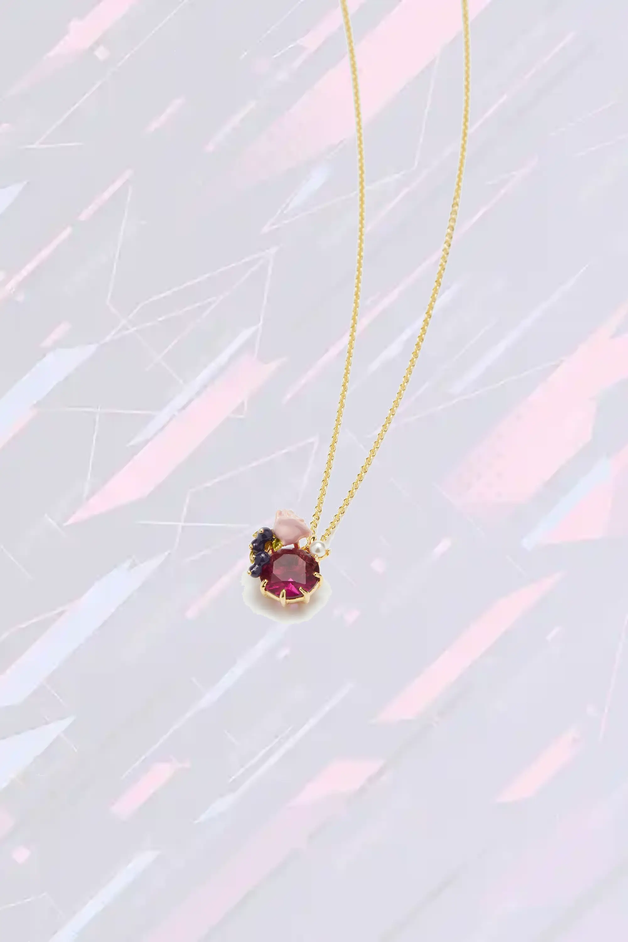 Élégant collier fantaisie avec pendentif floral et baies éclatantes - Création Les Néréides