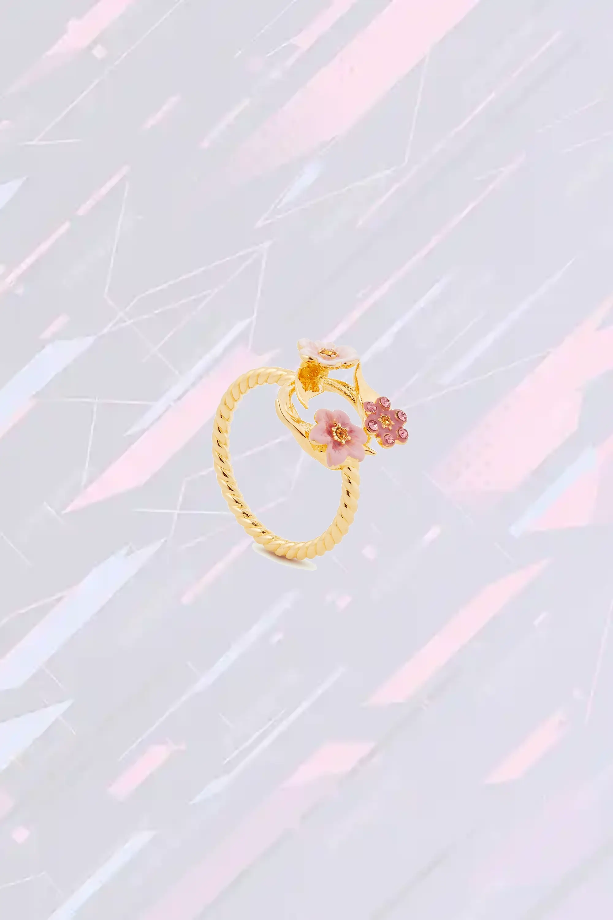 Bague délicate Les Néréides ornée d'un cercle floral en jasmins pêche