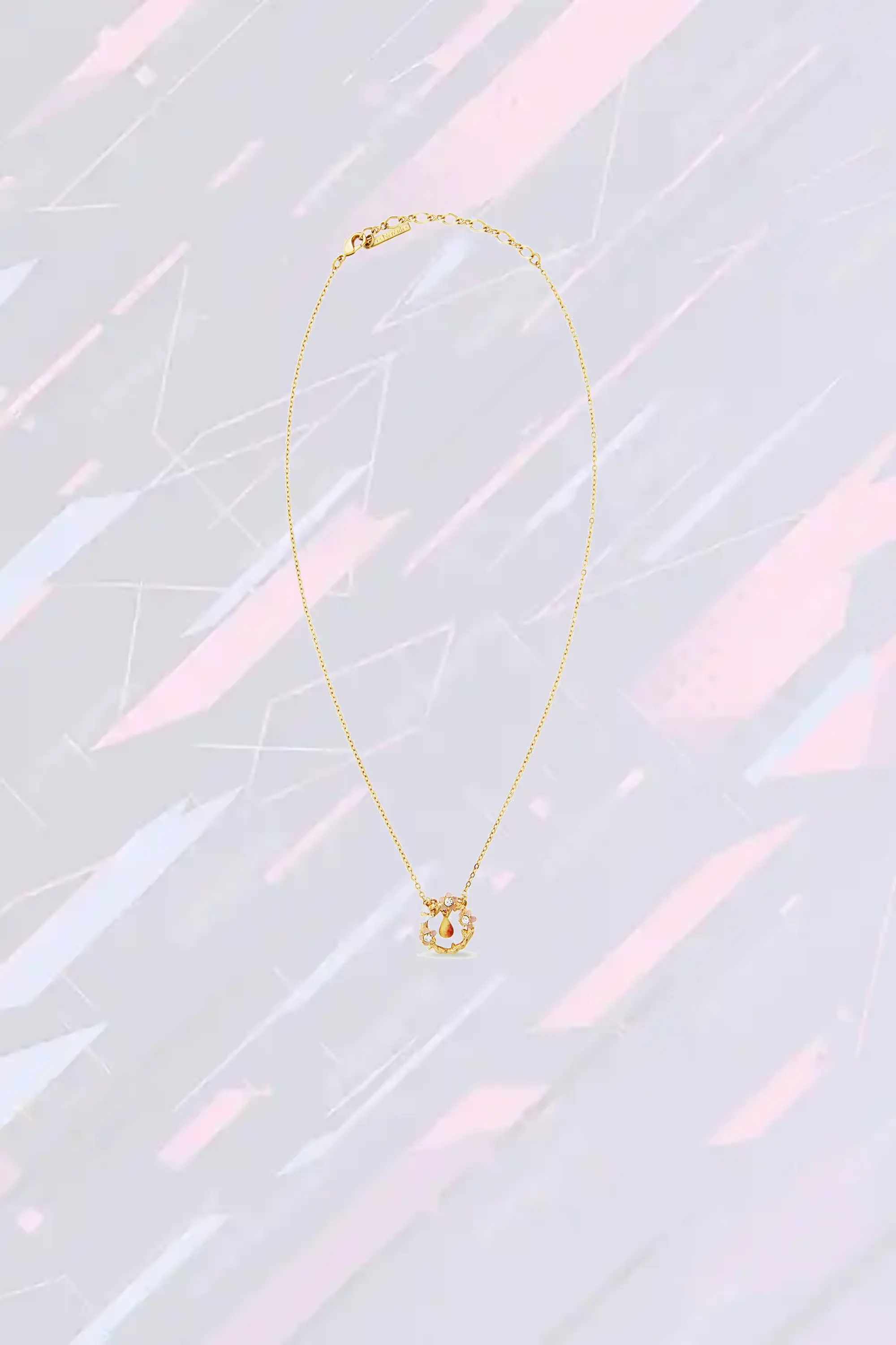 Collier fantaisie Les Néréides en métal argenté avec pendentif floral - composition printanière de poire cristallisée, pétales de pommier et insecte butineur