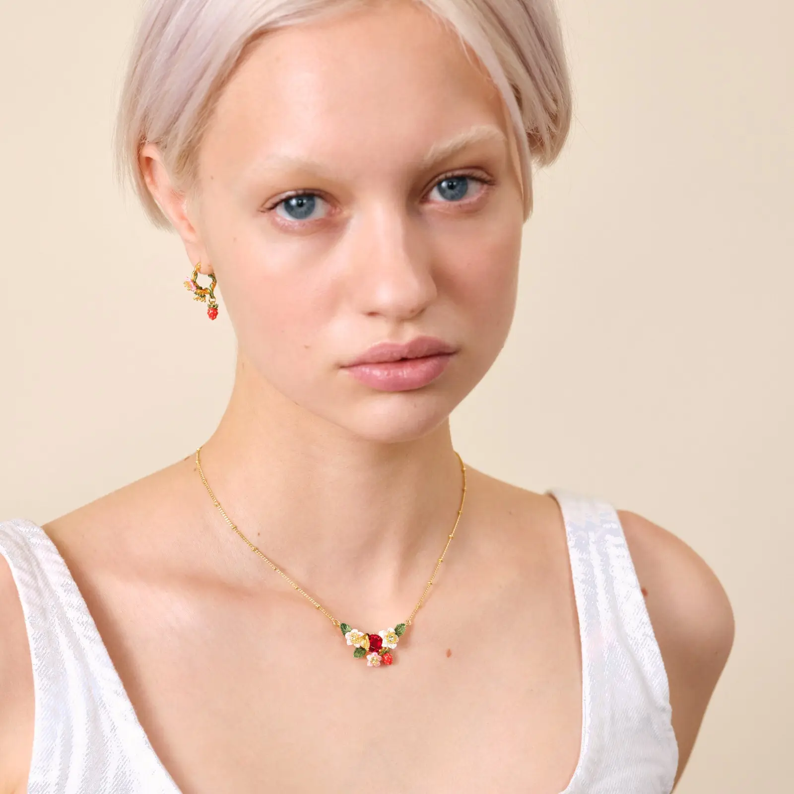 Les Néréides Pendentif Floral Fraises Sauvages, Délicates Fleurs et Butineur Artisanal