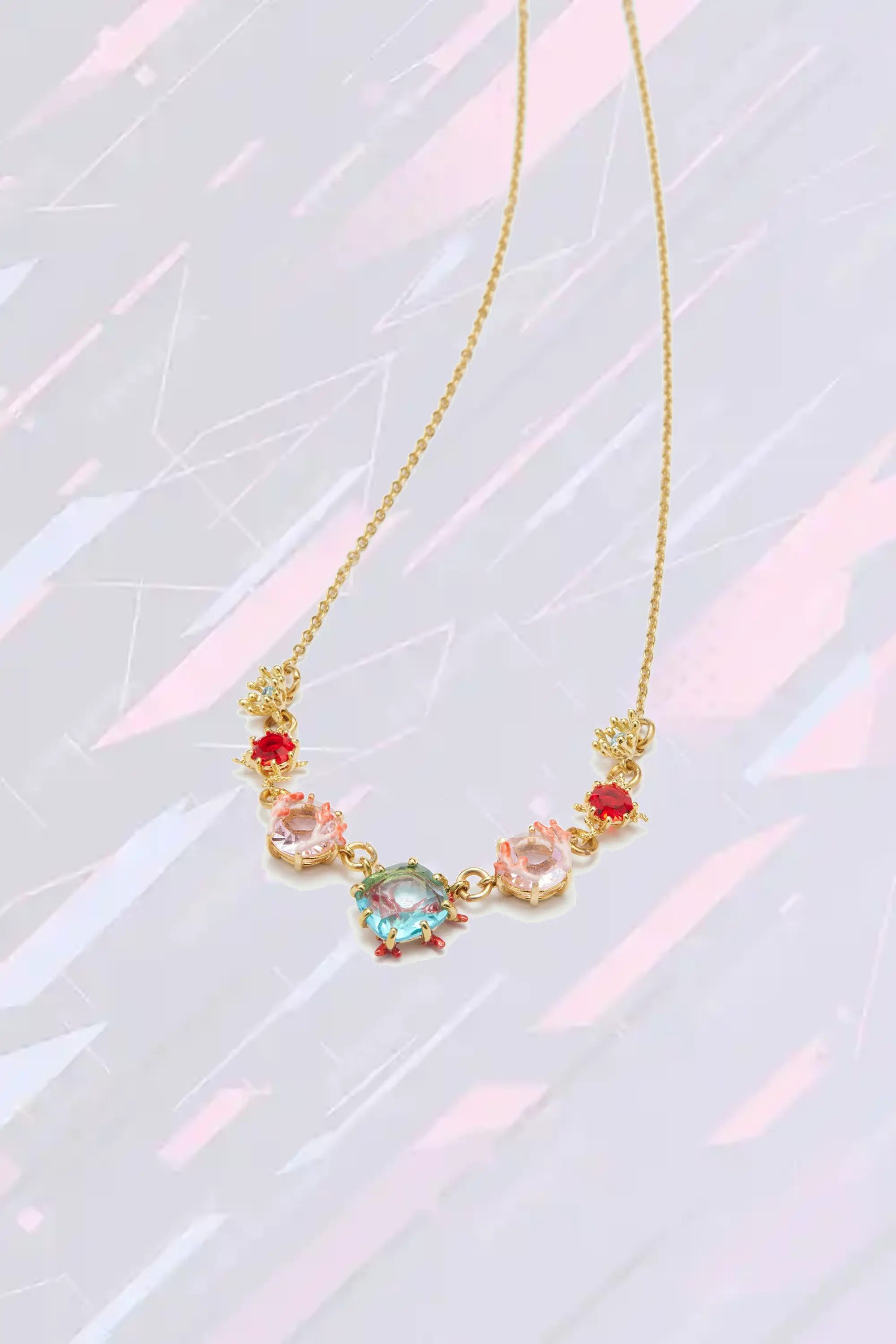 Collier ornemental Les Néréides en corail nacré et verre taillé avec incrustations de pierres fines - Inspiration marine
