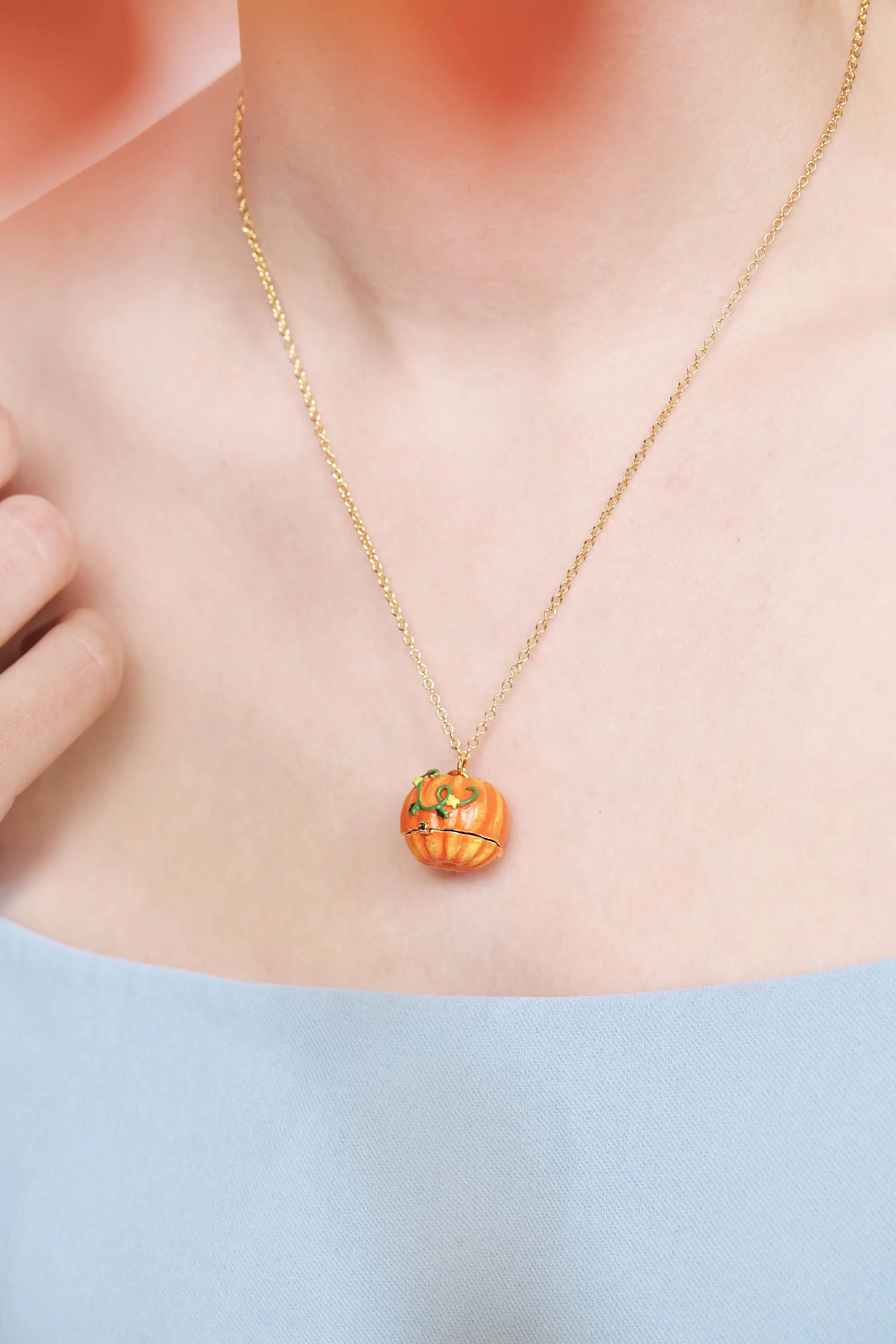 Collier mystérieux Les Néréides - Pendentif potiron et chaussure féerique