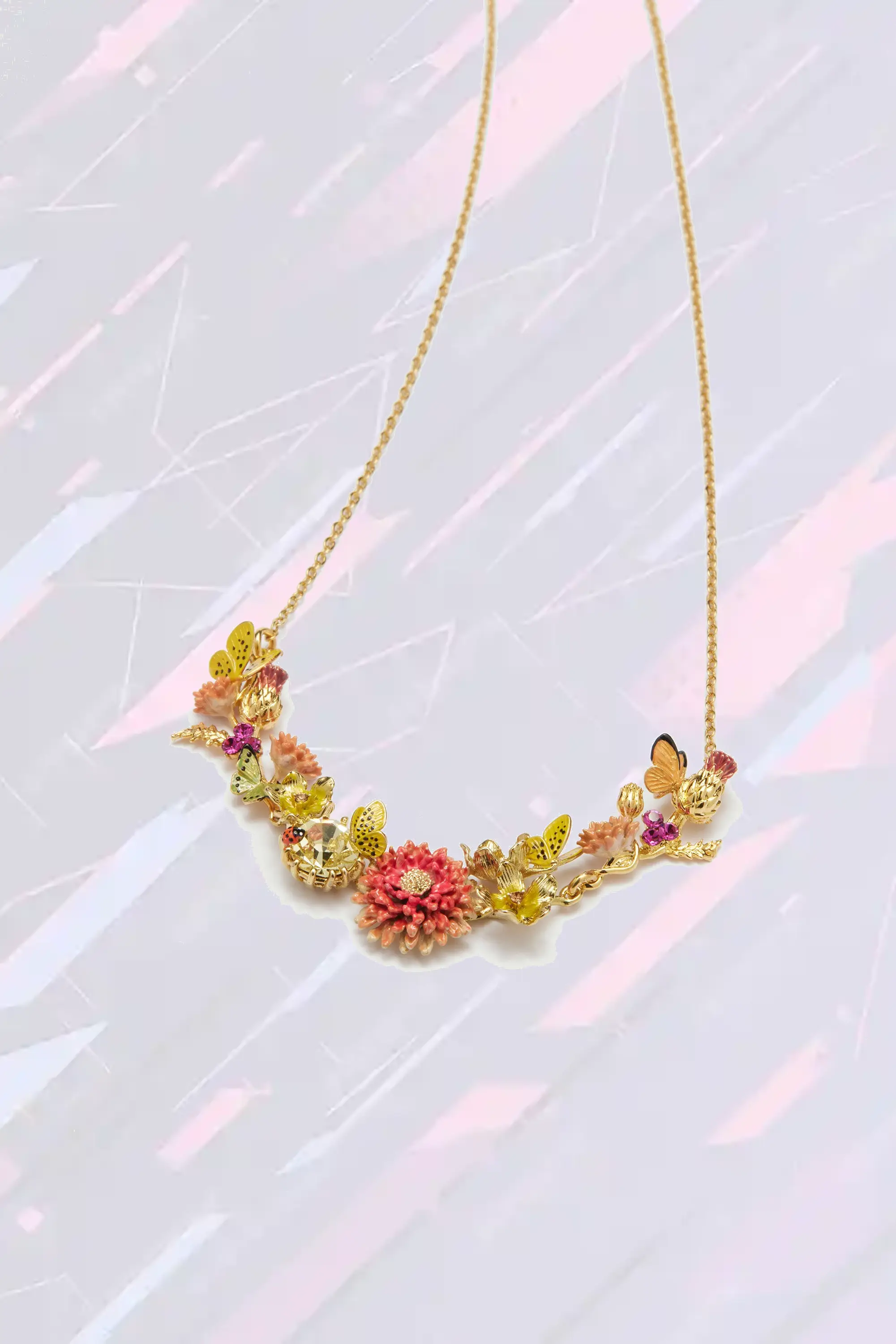 Collier Médaille Les Néréides - Motif Papillons Volontaires, Frises Florales et Incrustations Minérales