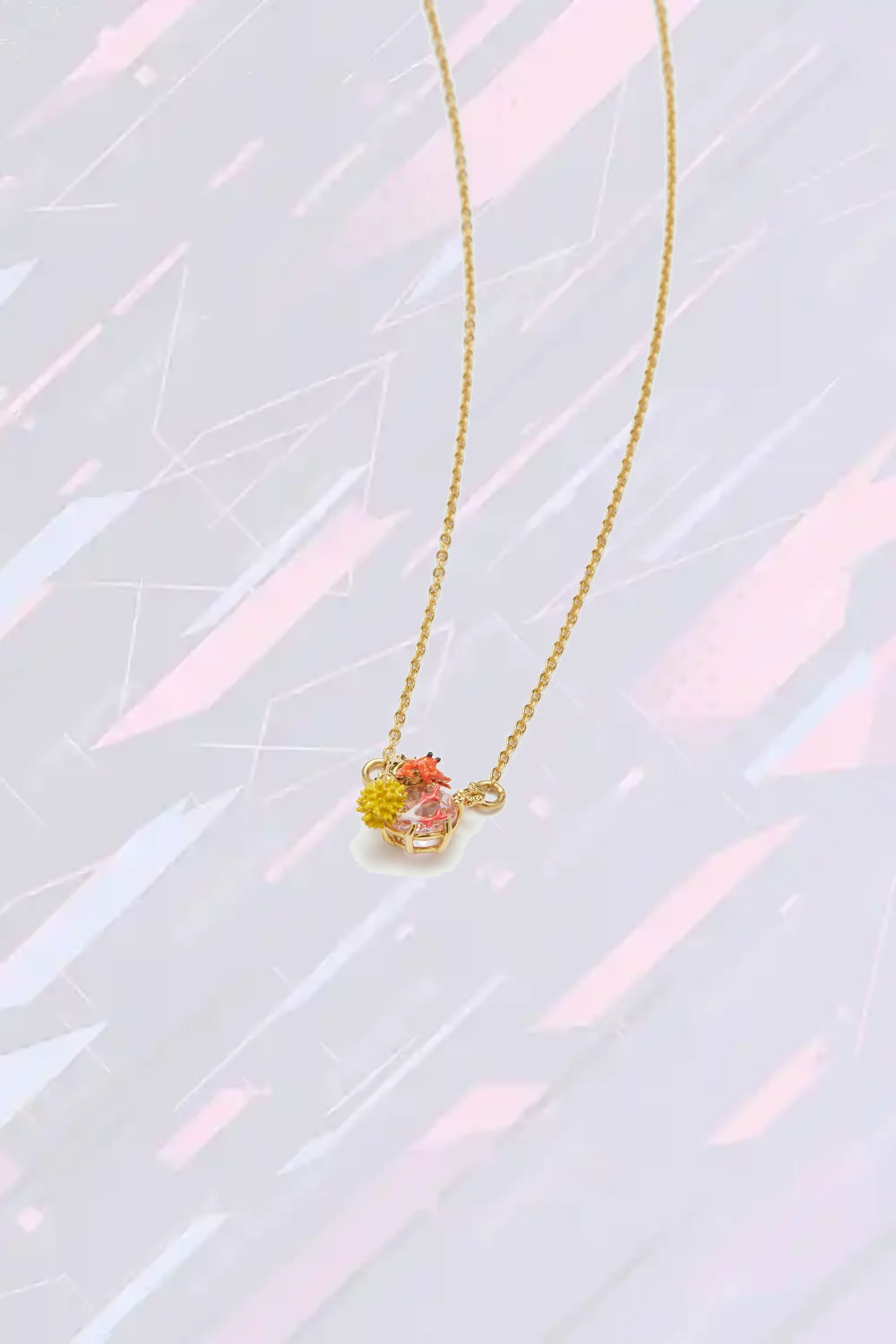Collier fantaisie Les Néréides avec pendentif crustacé et cristal facetté rose pâle