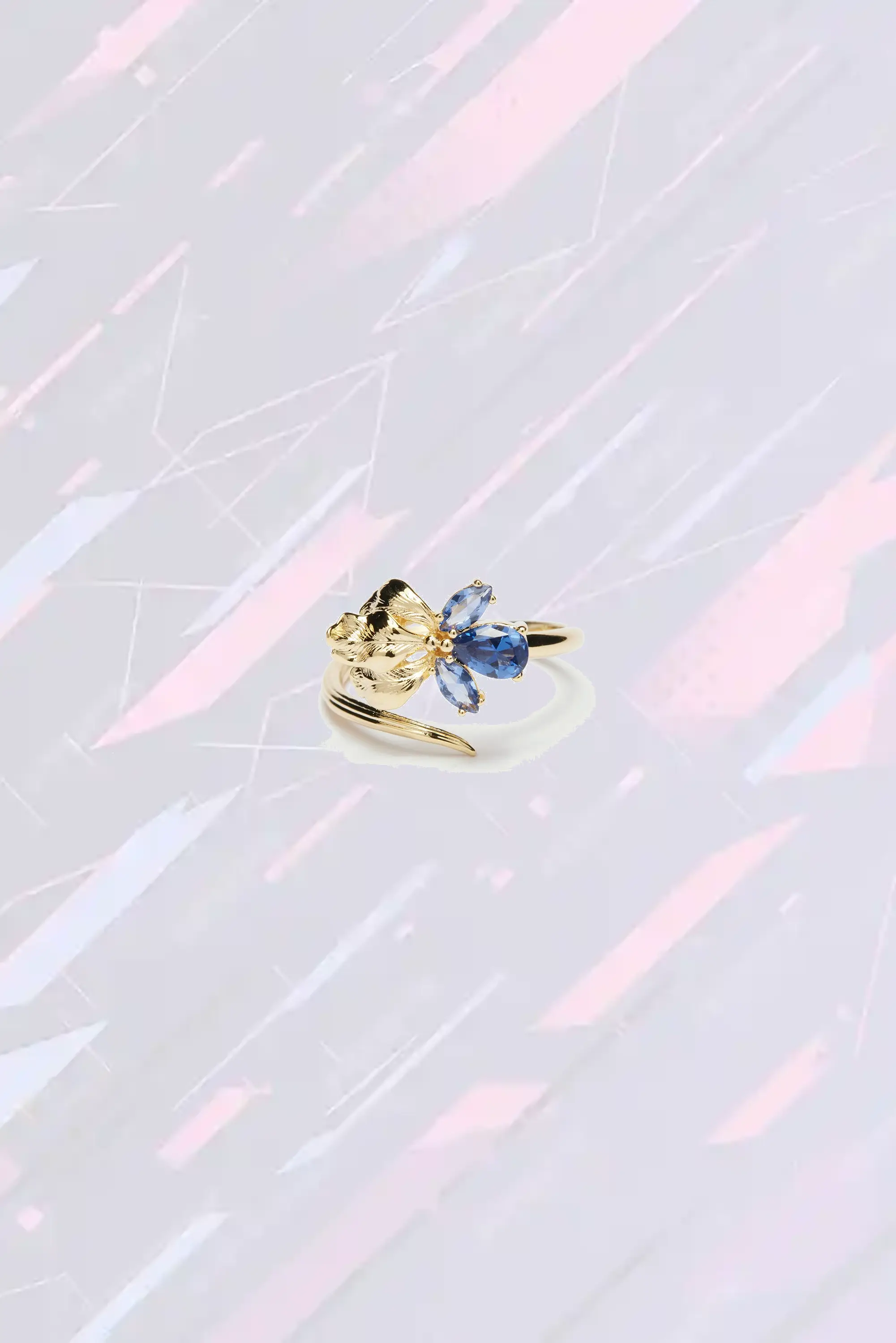 Bague artisanale Les Néréides - Motif iris doré réglable avec incrustation de saphir serti