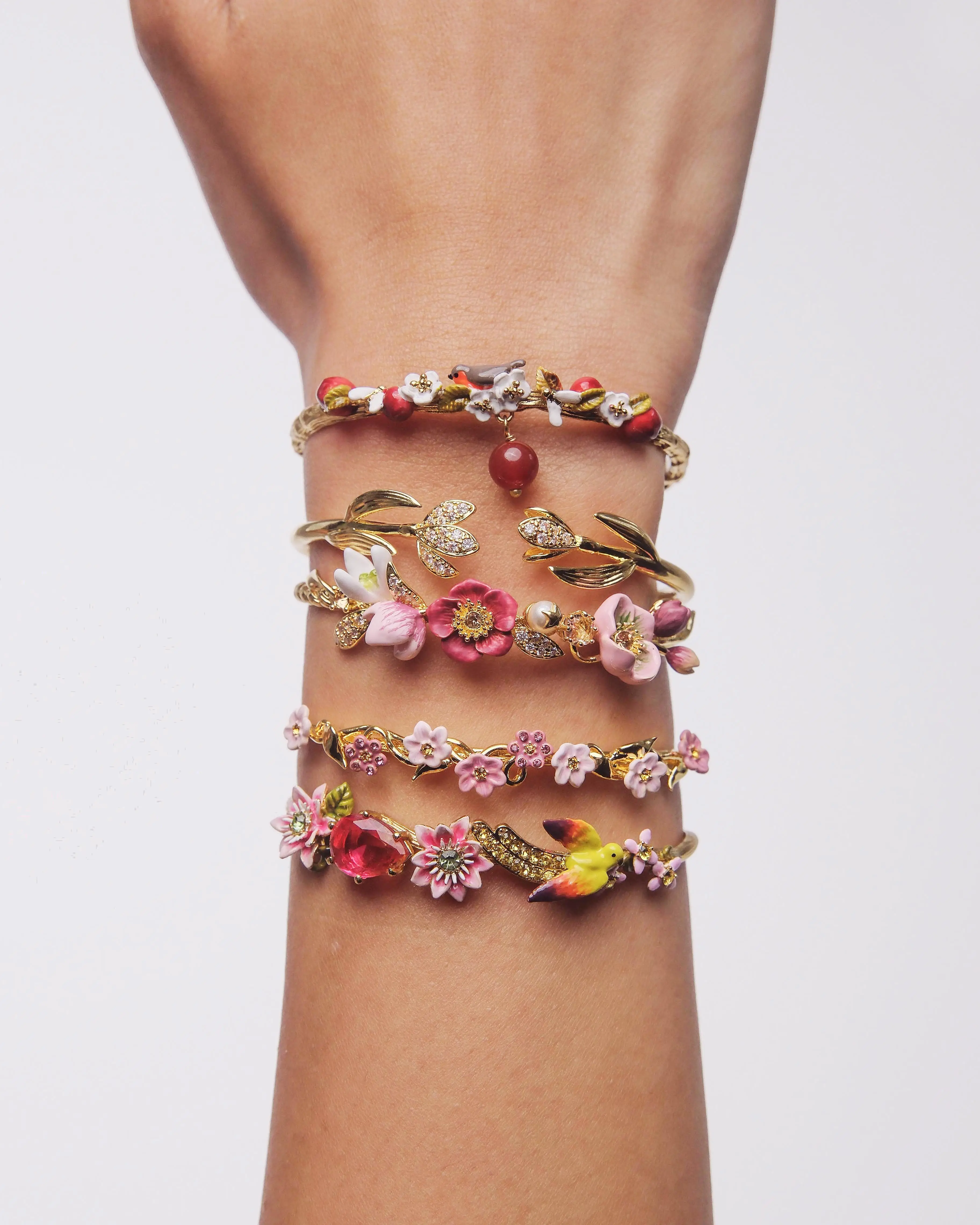 Bracelet manchette Les Néréides en métal émaillé - Motif floral de passiflore, perroquet stylisé et pendentif poire en cristal taillé