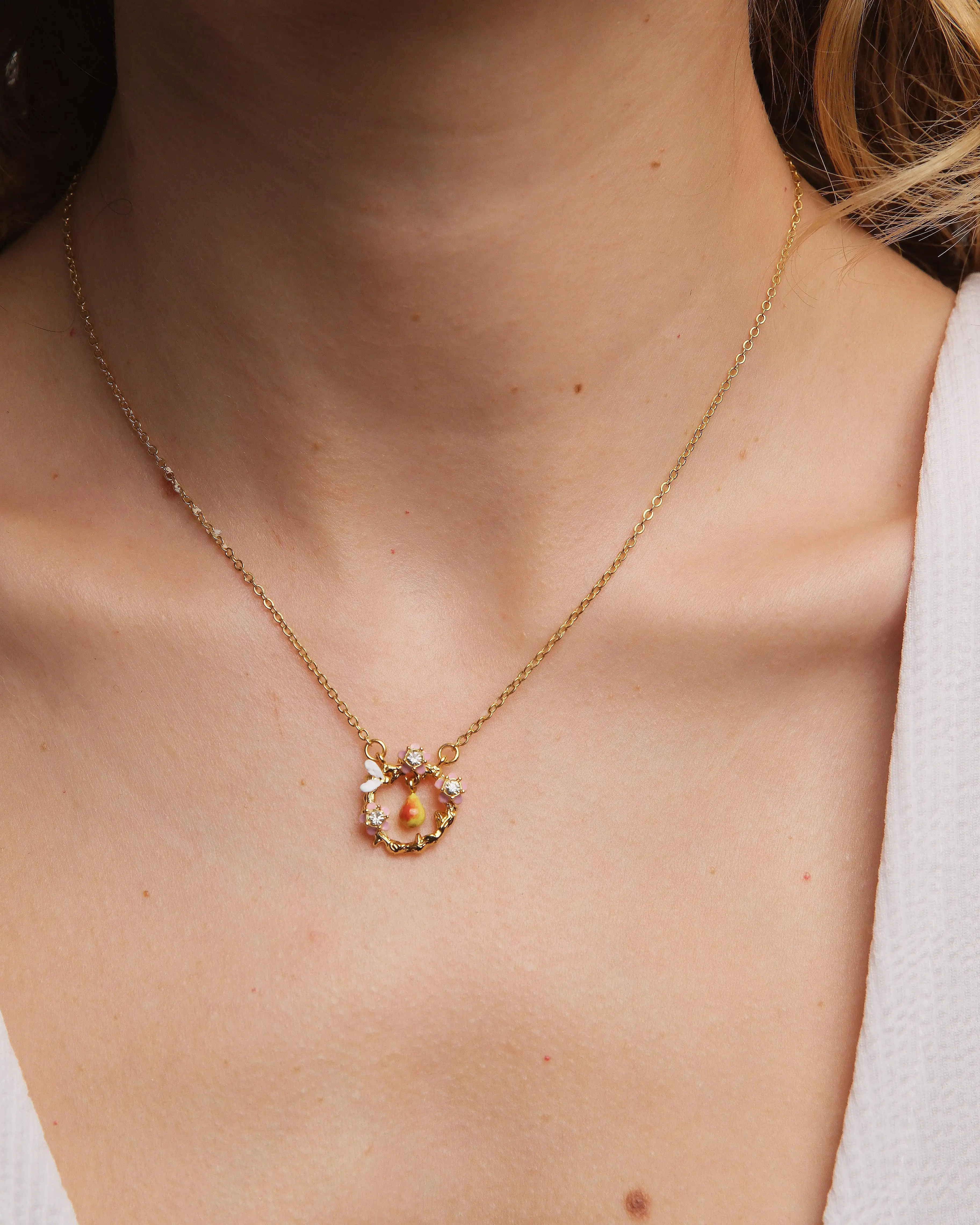 Collier fantaisie Les Néréides en métal argenté avec pendentif floral - composition printanière de poire cristallisée, pétales de pommier et insecte butineur