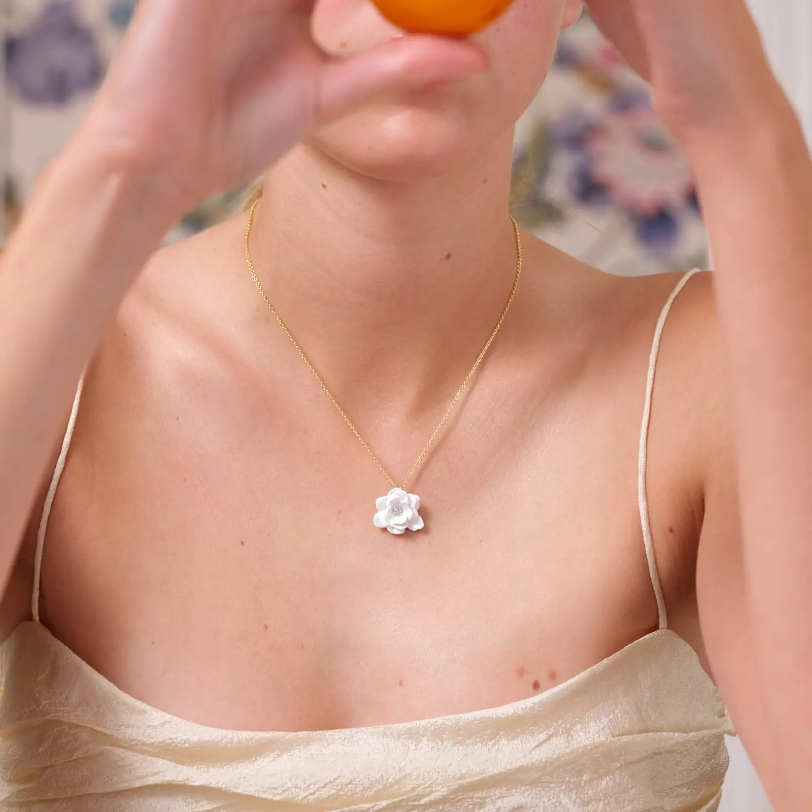 Collier délicat gardénia avec cristal sculpté - Création élégante Les Néréides