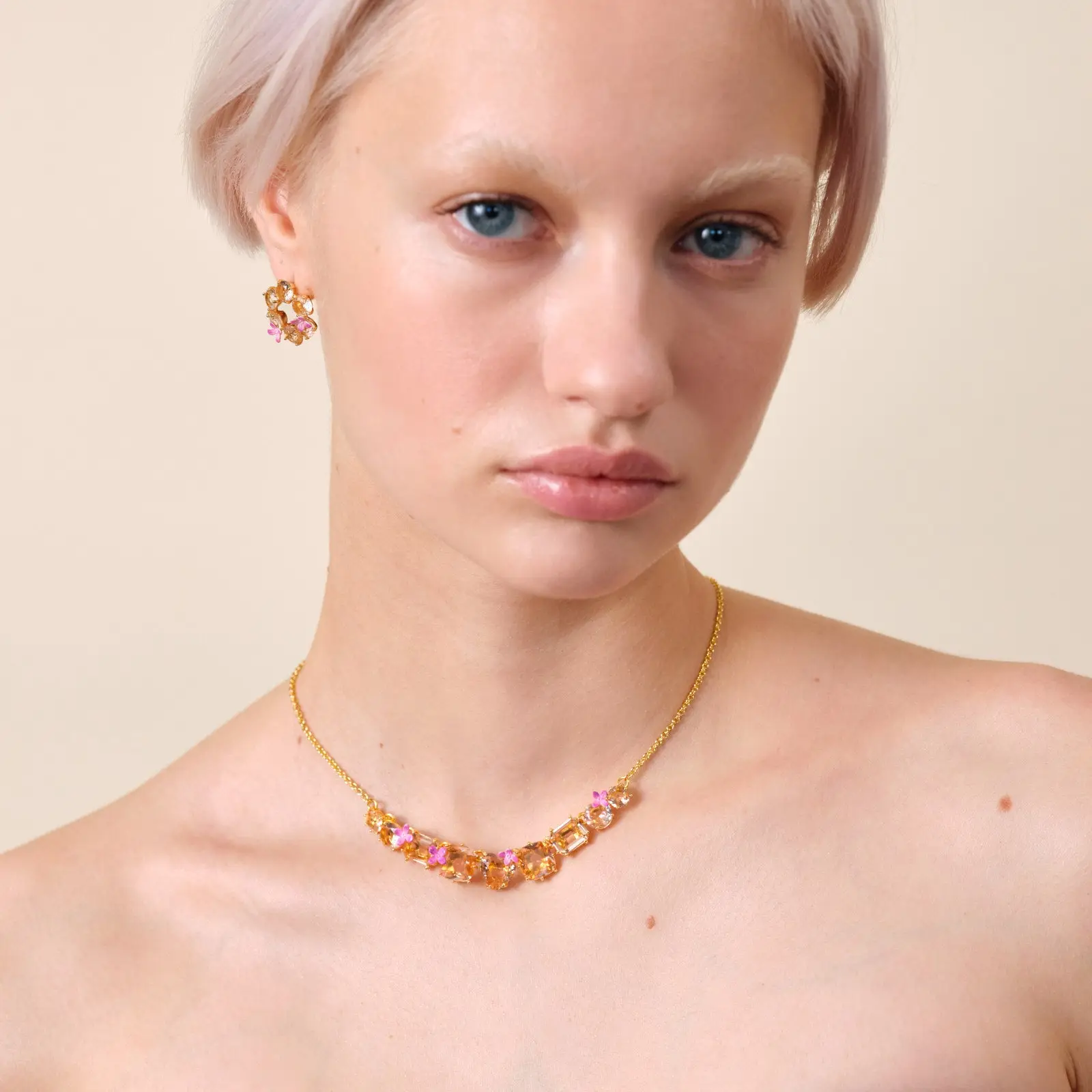 Les Néréides Pendentif raffiné serti de 9 pierres précieuses et motifs floraux avec finition diamantée nuances pêche rosé