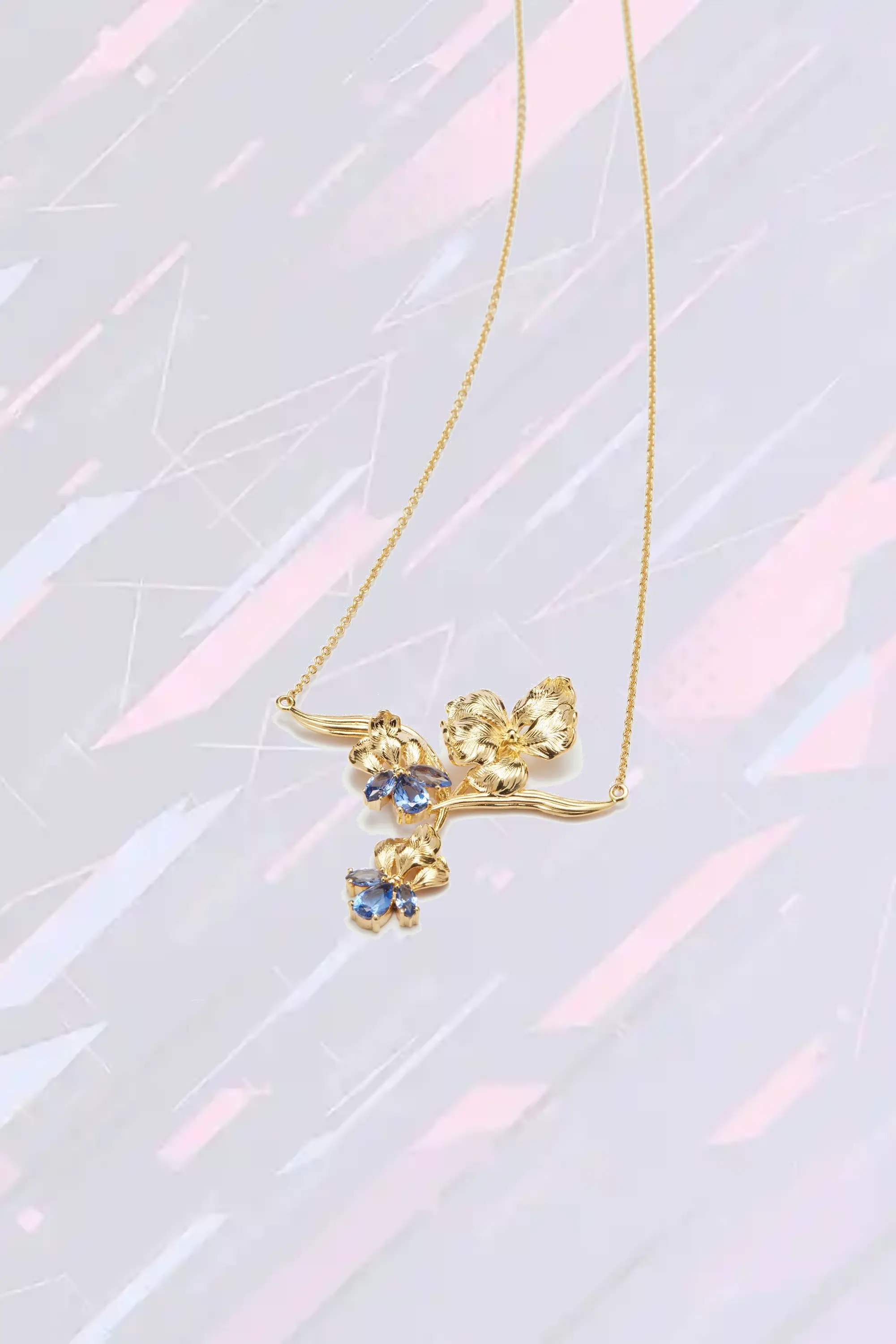 Collier de Création Les Néréides - Pectoral Irisé Doré avec Éclat de Cristal Saphir