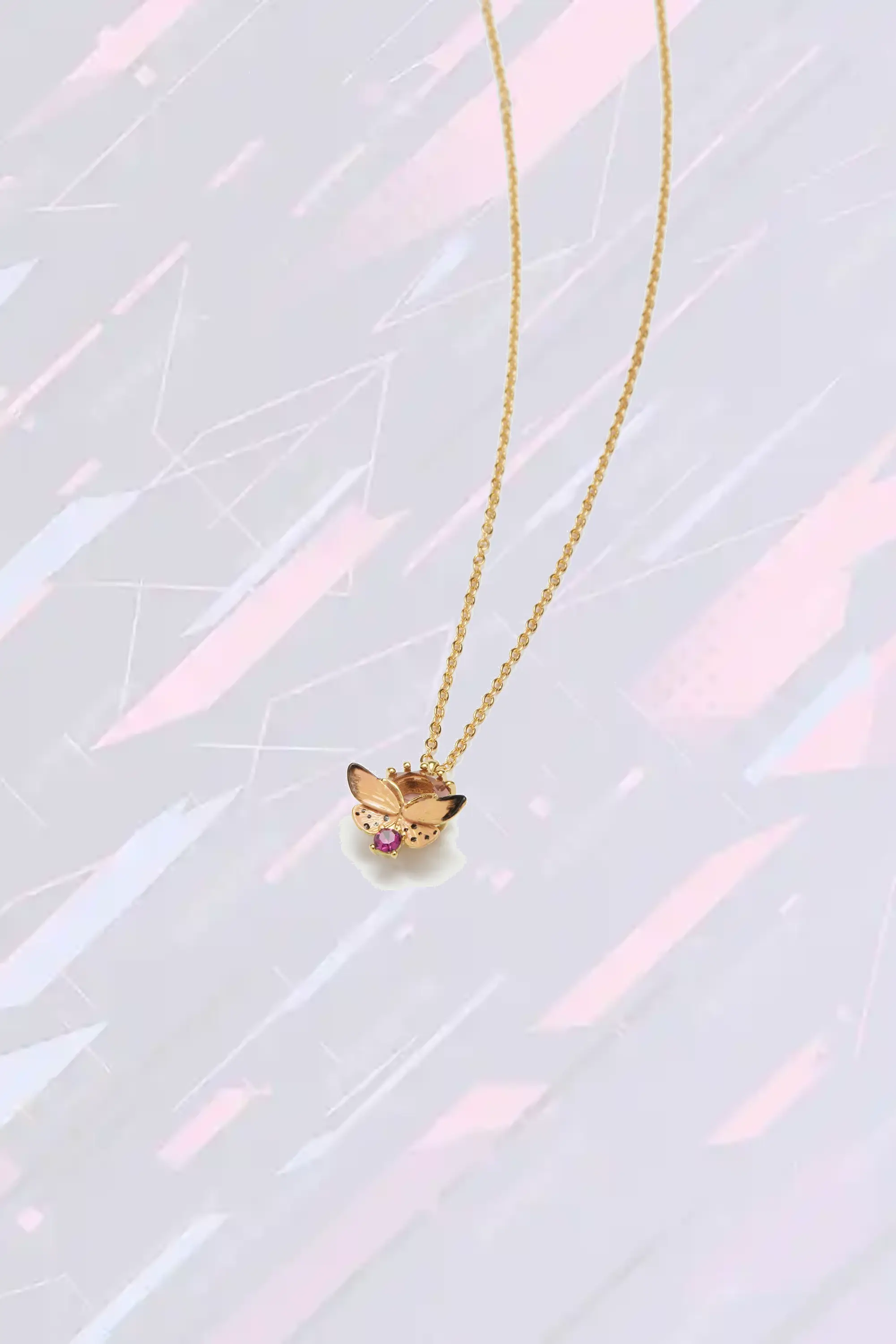 Collier fantaisie Les Néréides - Pendentif papillon aux ailes émaillées avec cristaux taillés à la main - Pièce unique