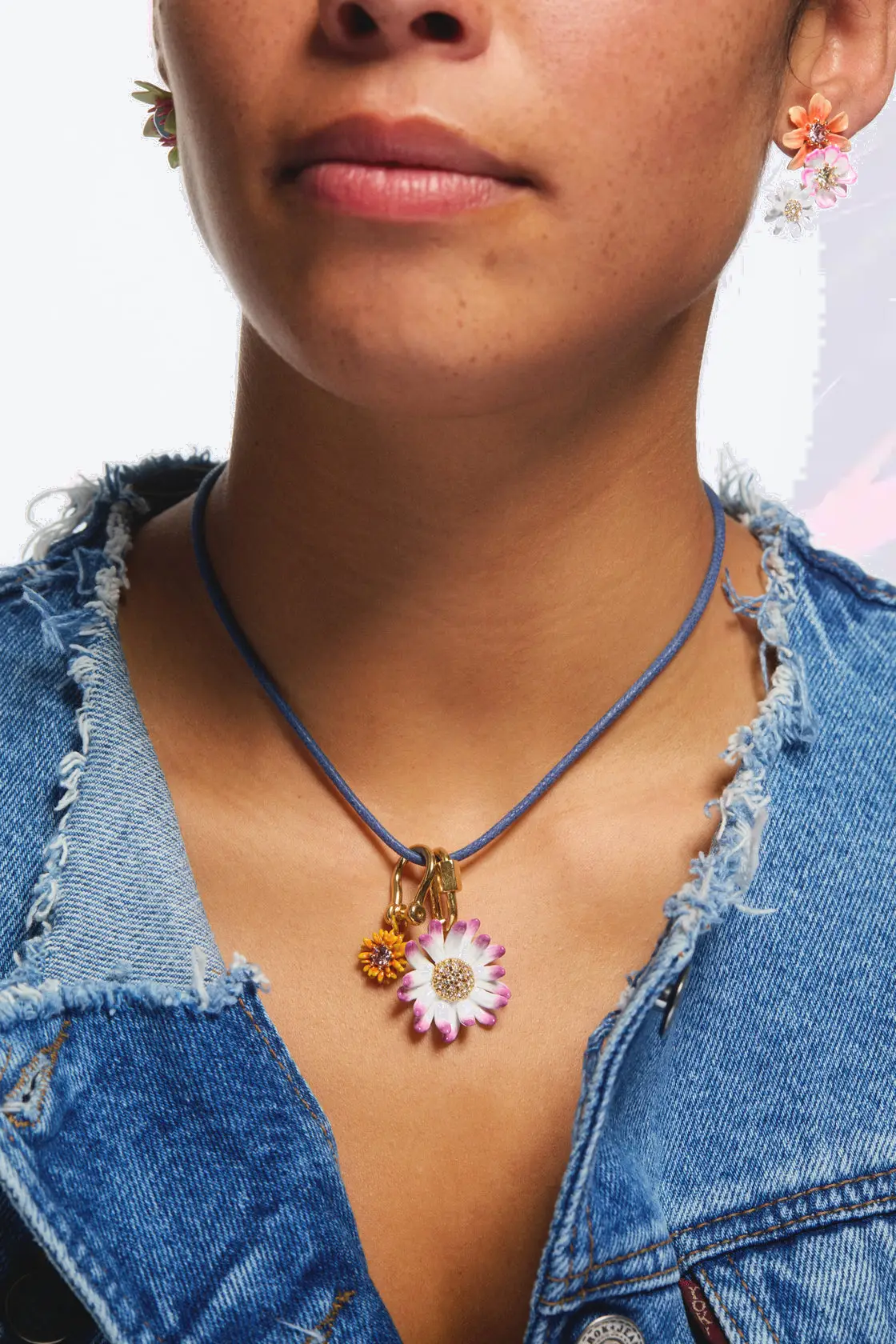 Collier saphir Les Néréides à fermoir ornemental et motifs botaniques