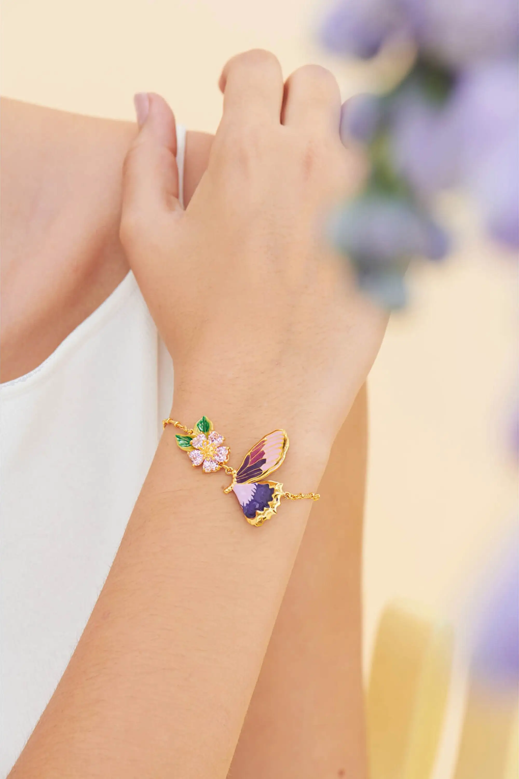 Bracelet délicat Les Néréides aux pétales floraux en cœur et motif papillon Terinos