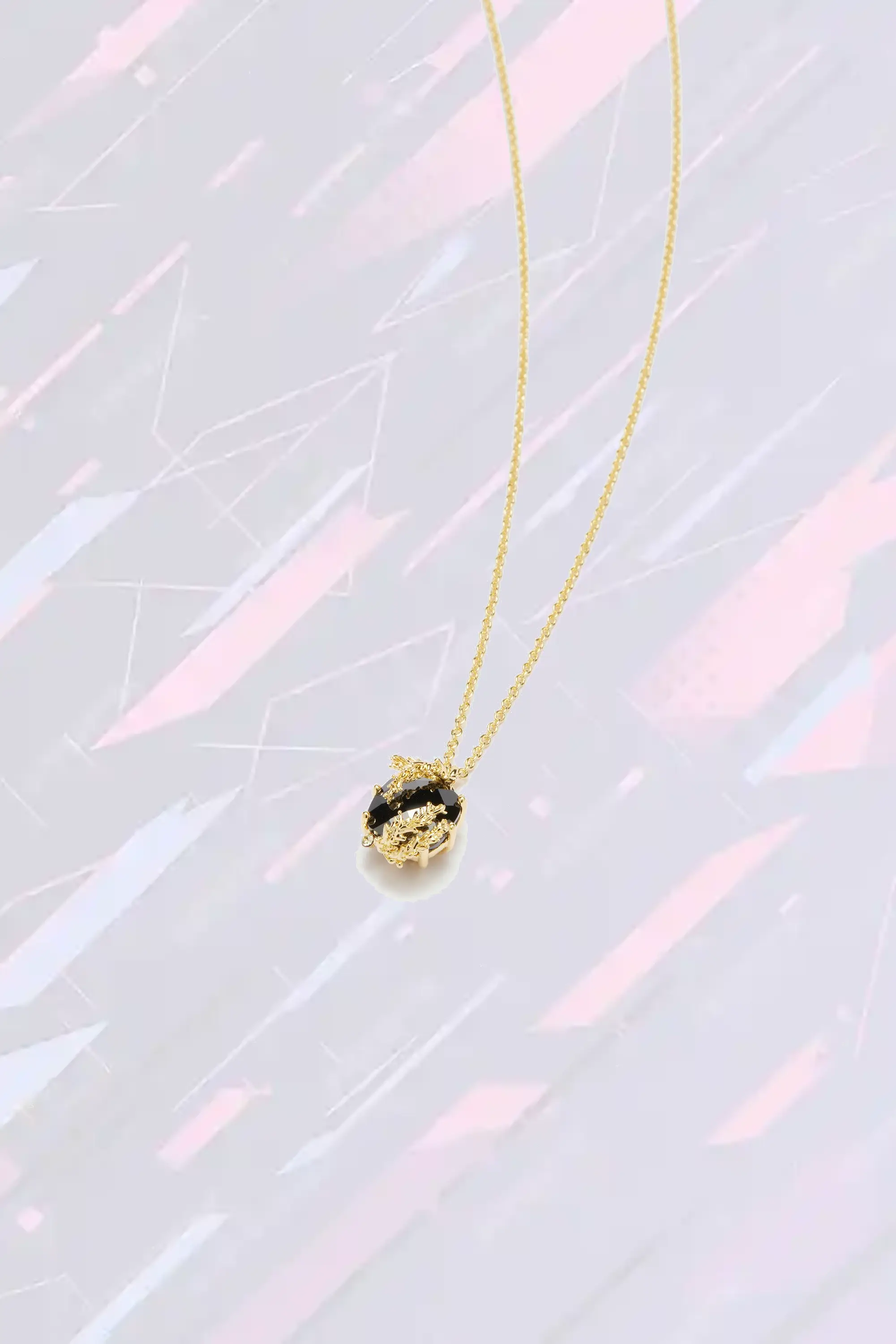 Collier élégant fleur de Patchouli avec pendentif en cristal noir facetté - Création Les Néréides
