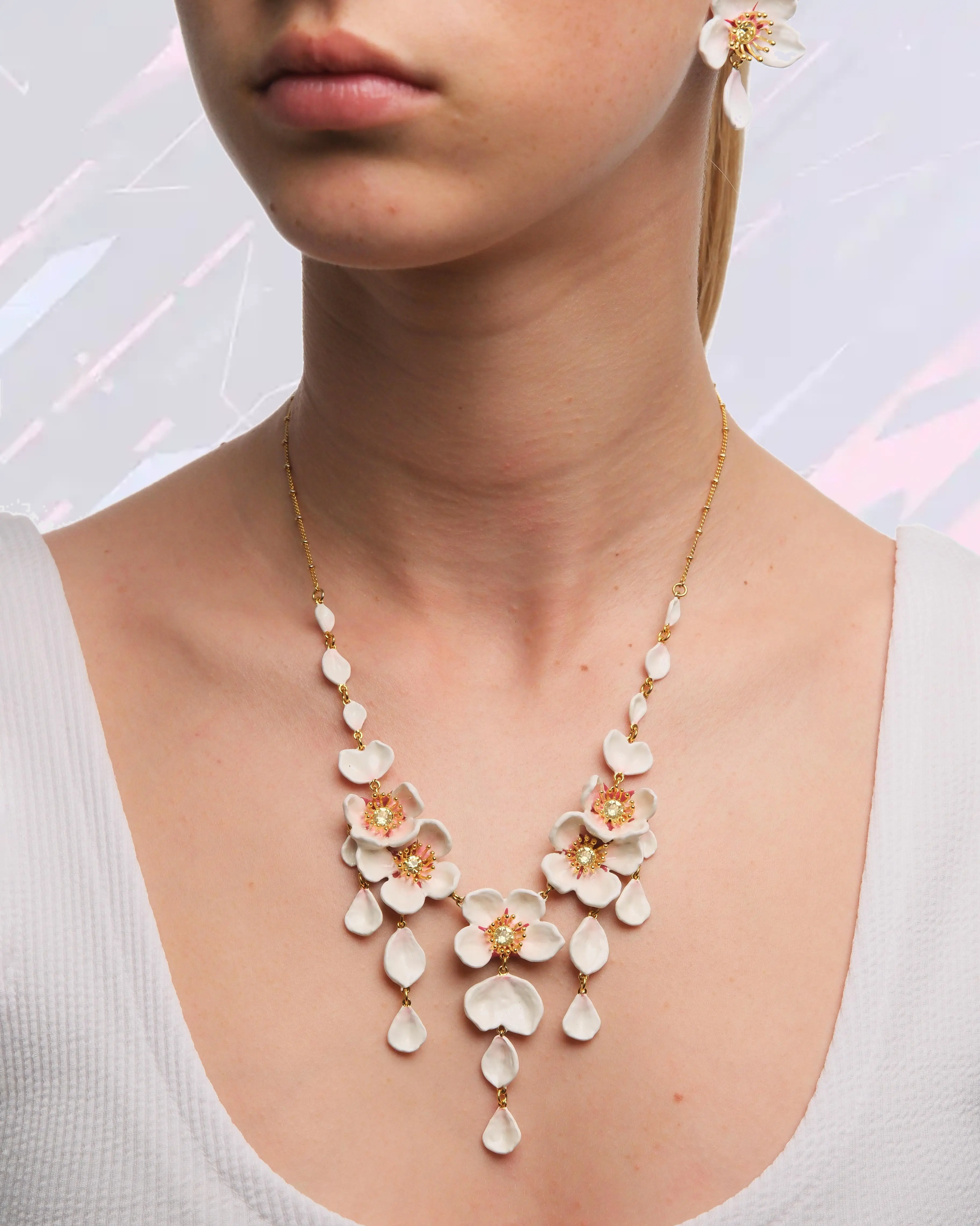 Collier plaque pectorale Les Néréides - Floraison de cerisier ivoire avec volutes de pétales nacrés en métal doré