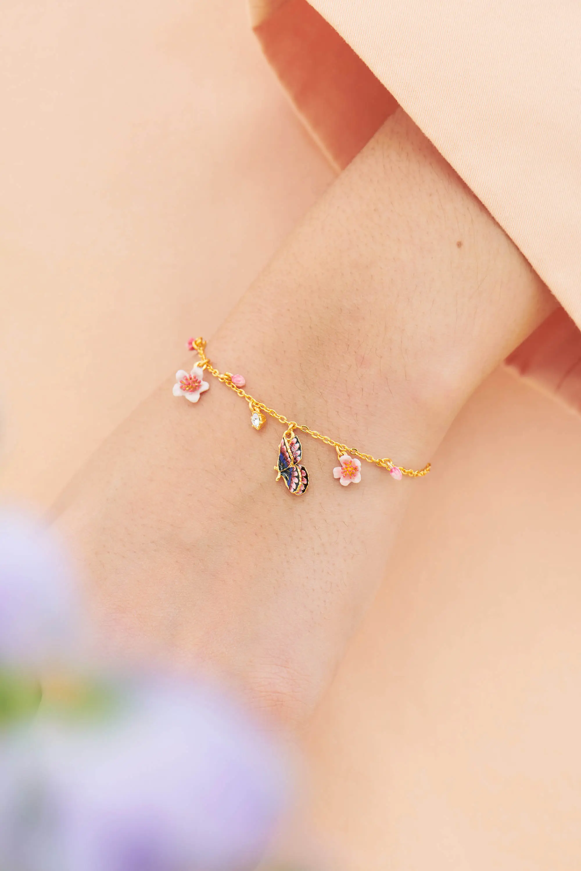 Bracelet délicat Les Néréides orné de papillons japonais et de fleurons de cerisier