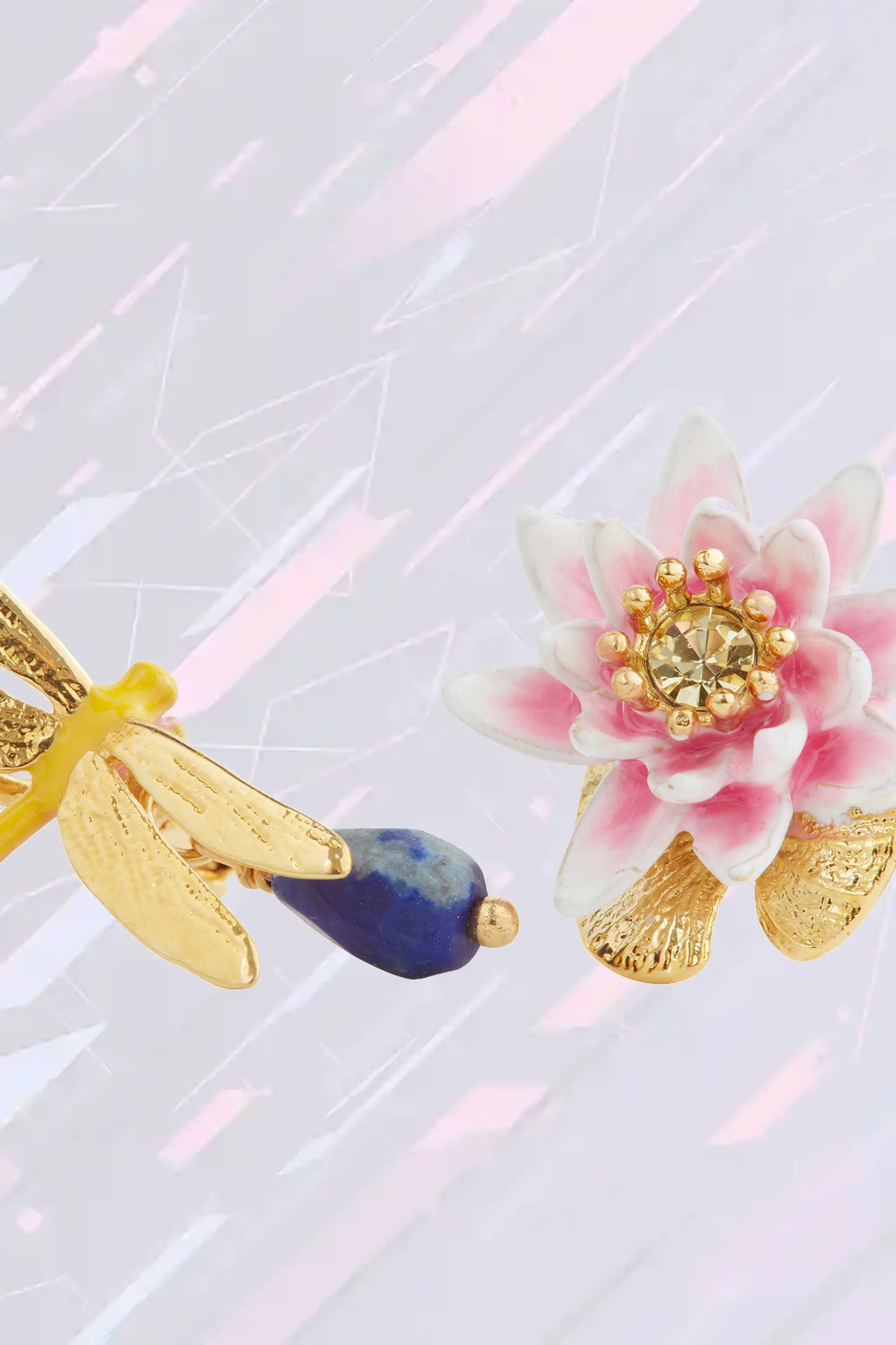 Boucles d'Oreilles Élégantes Les Néréides | Modèle Asymétrique à la Libellule Sculptée et Fleur d'Eau