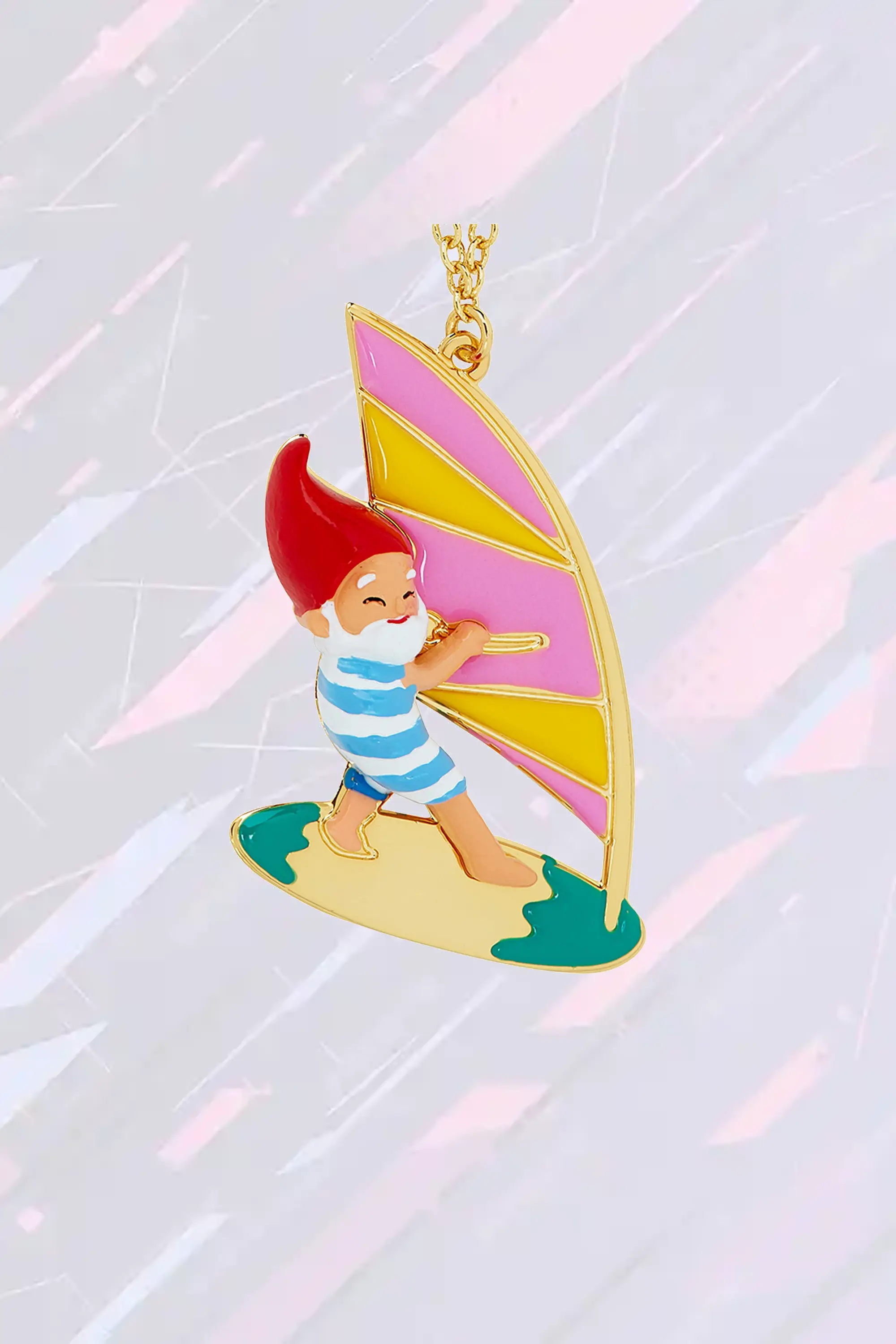 Pendentif Gnome Surfant - Collier Fantaisie Artisanal Les Néréides Élégant collier gnome des jardins en style surf-côtier - Création Les Néréides 
