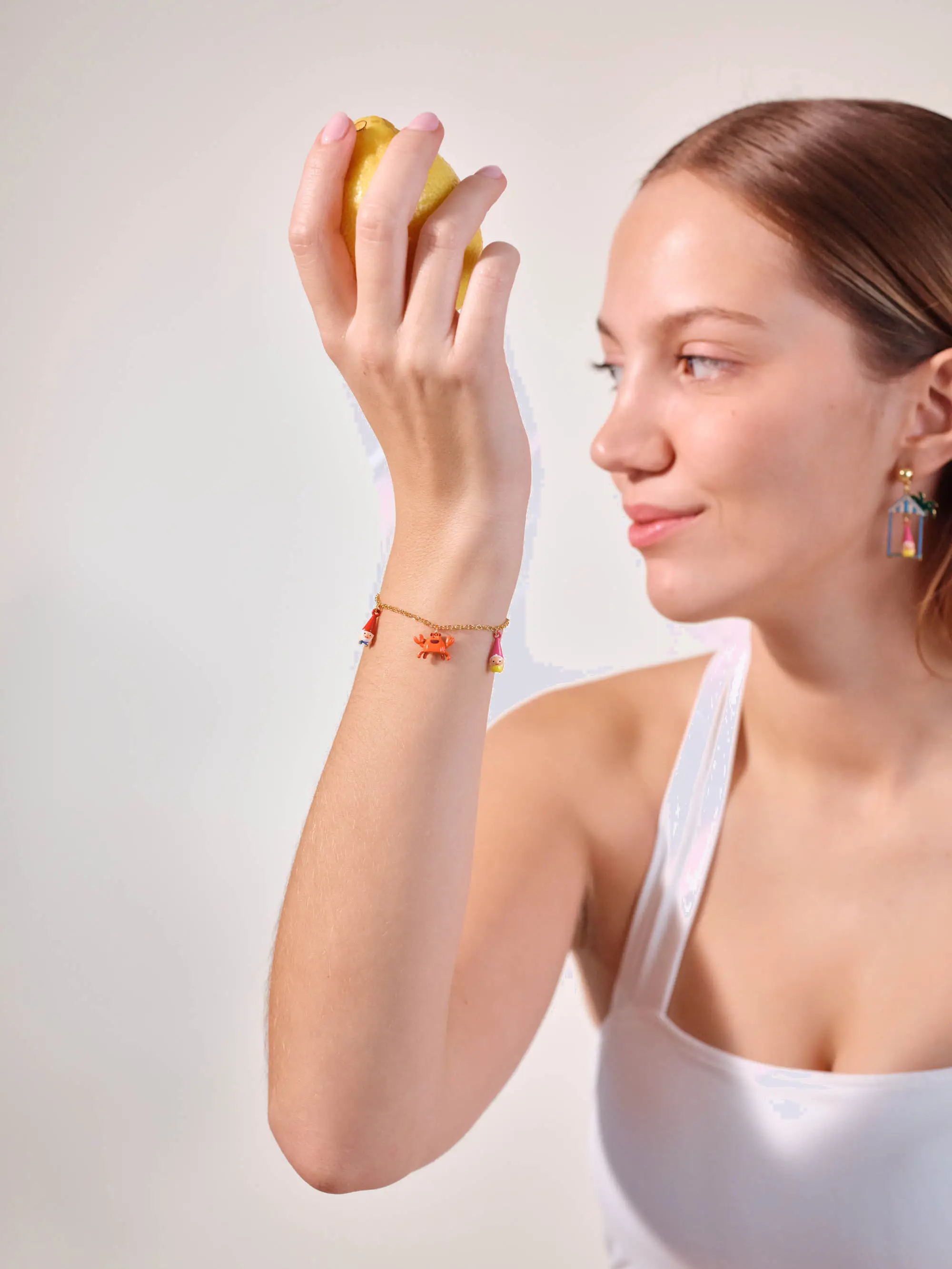 Bracelet féérique Les Néréides : Charme jardin enchanté avec ornement crustacé écarlate