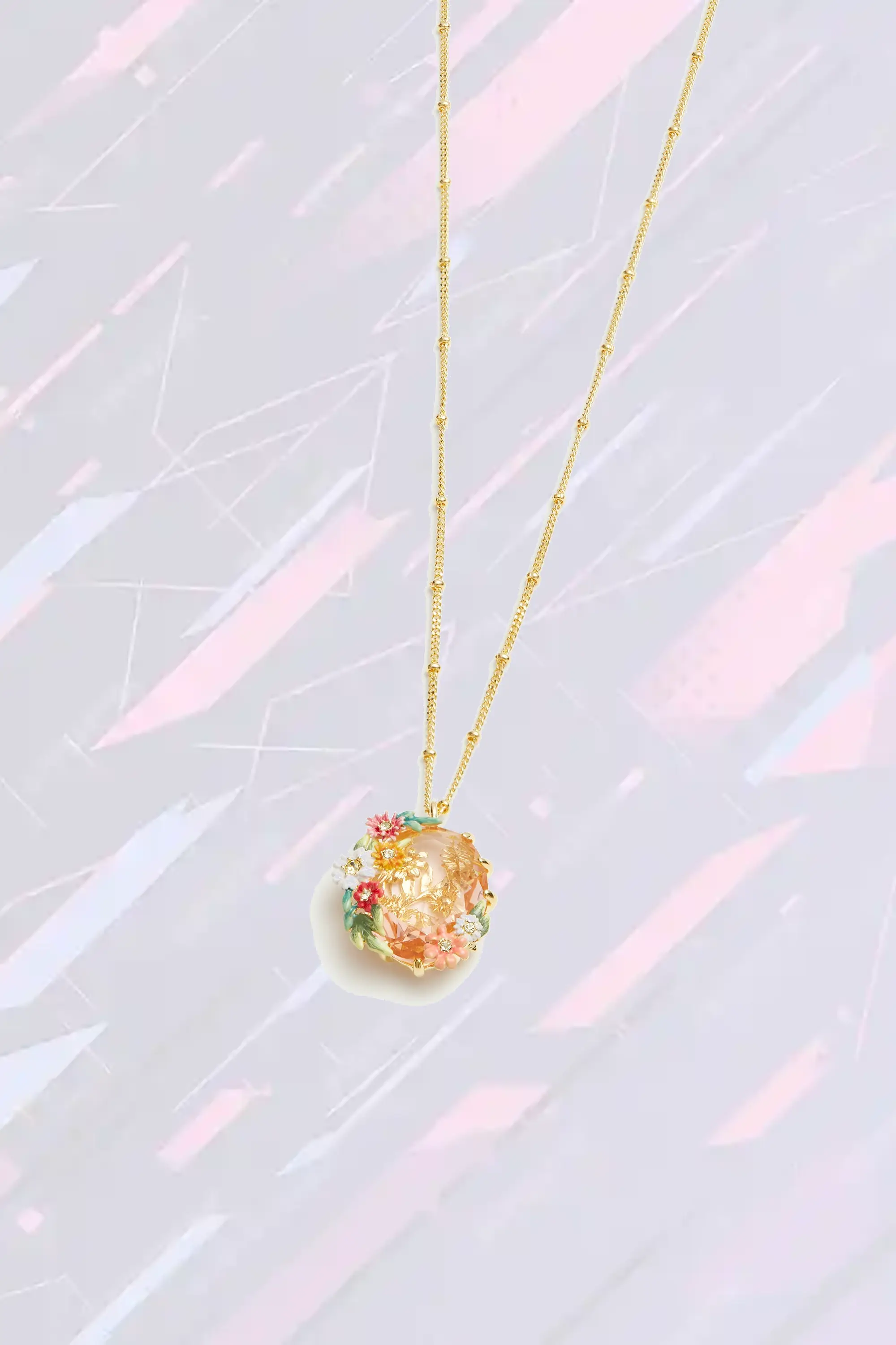 Collier fantaisie en argent rhodié avec pendentif floral - Pierre semi-précieuse ovale facettée rose pâle ornée de zinnias éclatants et pâquerettes délicates