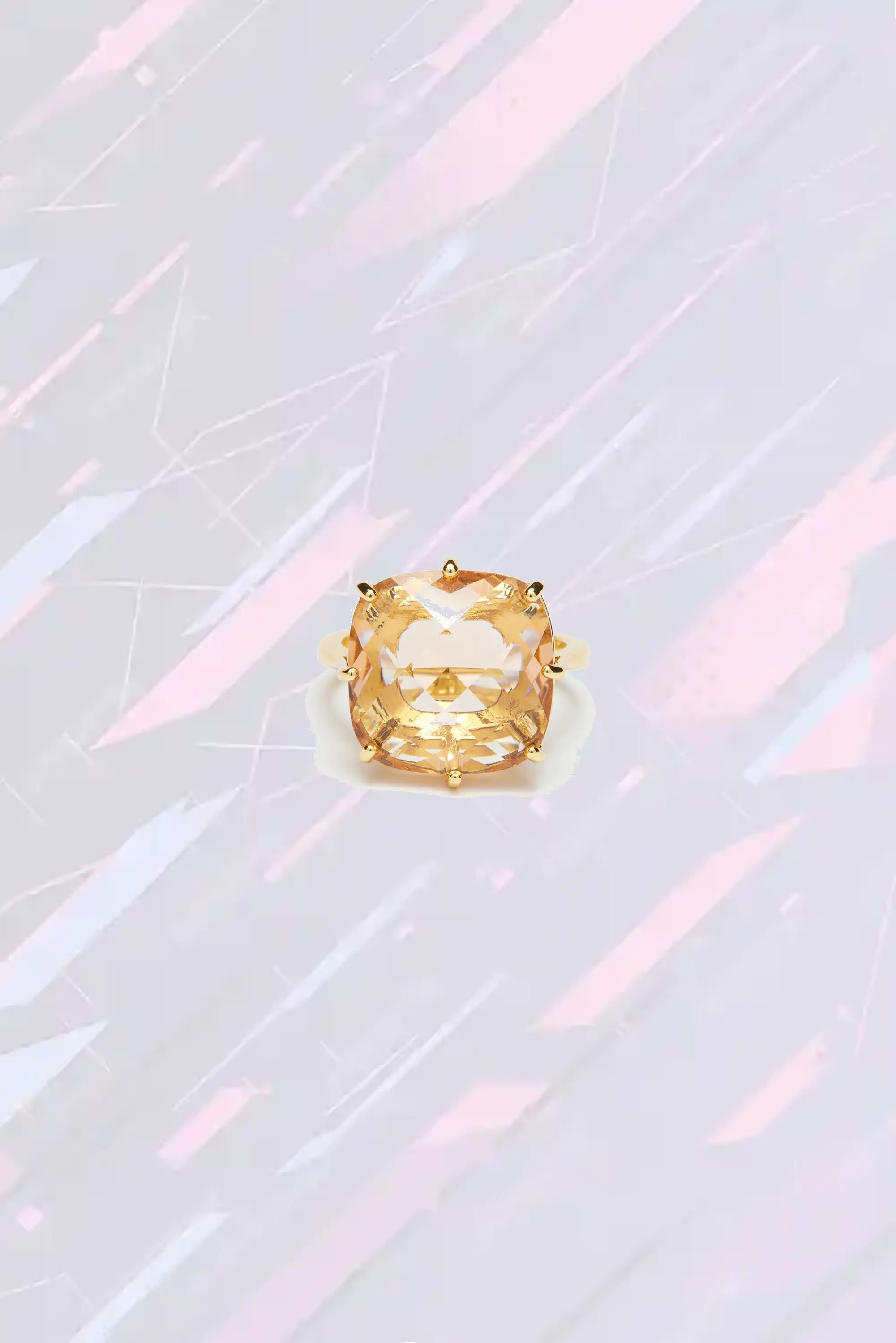 Bague unique en forme carrée avec pierre diamantée aux nuances pêche rosée - Les Néréides