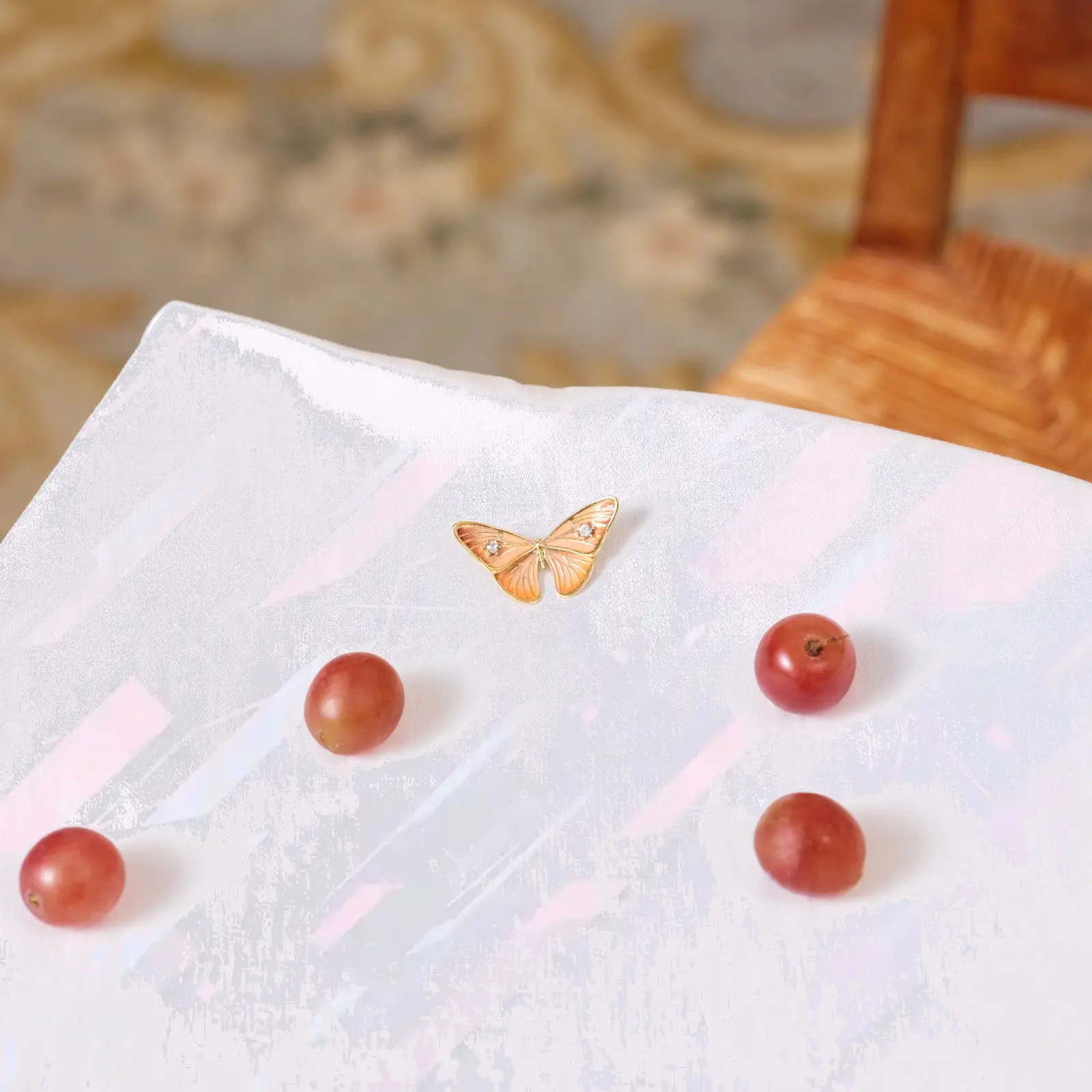 Épingle papillon artisanale en émaillage vitrifié avec incrustations de cristal taillé - Création exclusive Les Néréides