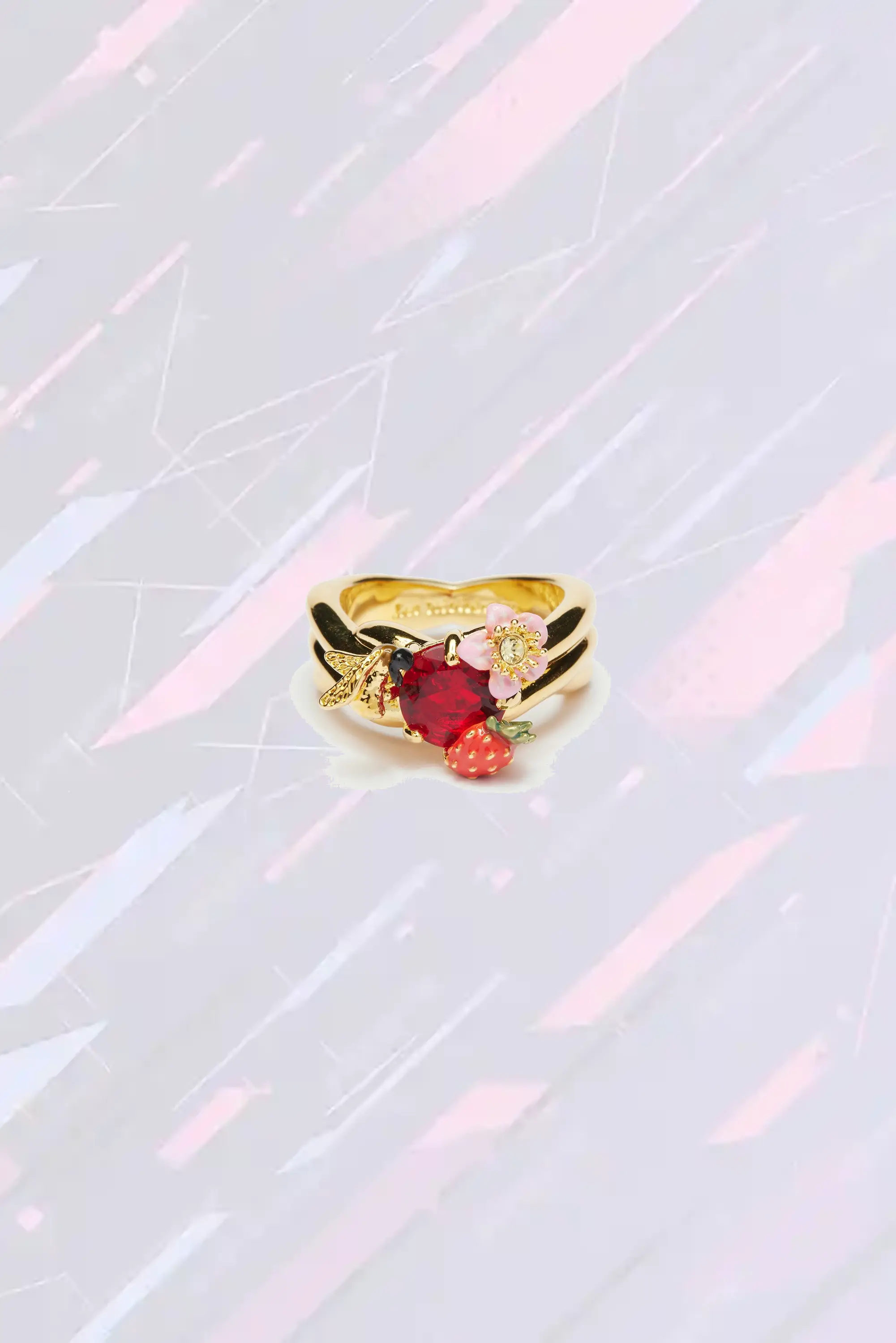 Bague Fantaisie Les Néréides : Fraise Sauvage, Bourdon Virevoltant et Pierre Précieuse Sphérique (Note : J'ai restructuré la syntaxe en utilisant des synonymes littéraires comme 