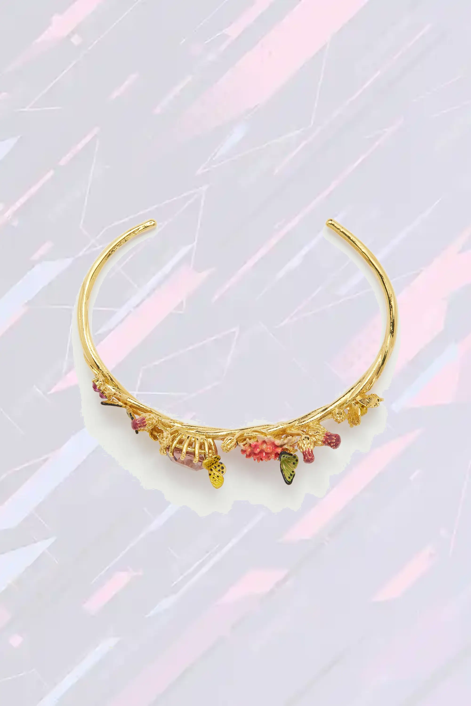 Bracelet manchette Les Néréides orné d'un vol de papillons, motifs floraux délicats et cabochon de pierre précieuse