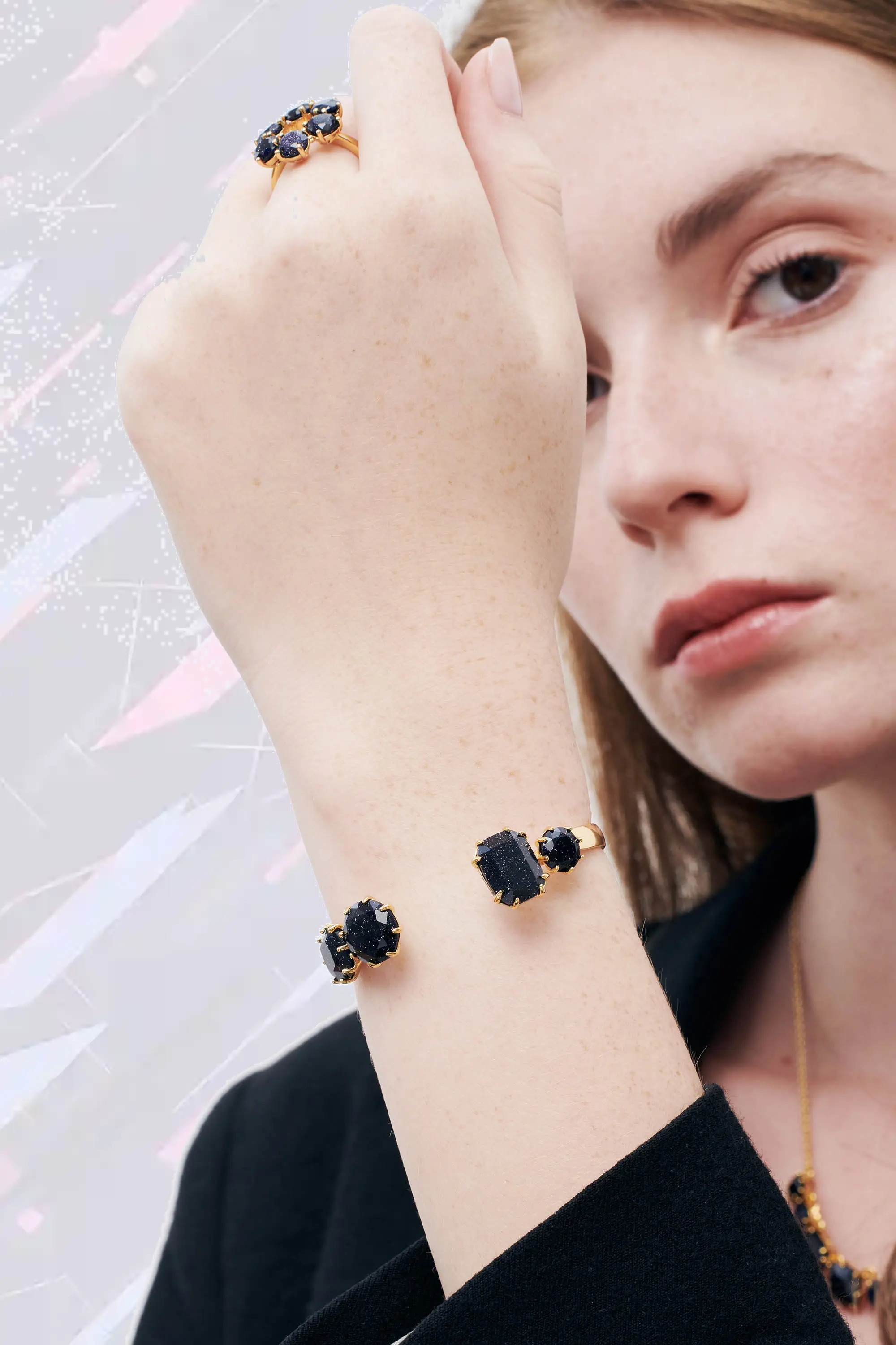 Bracelet Rigide Les Néréides avec 4 Gemmes Éclatantes et Finition Bleu Nuit Scintillant