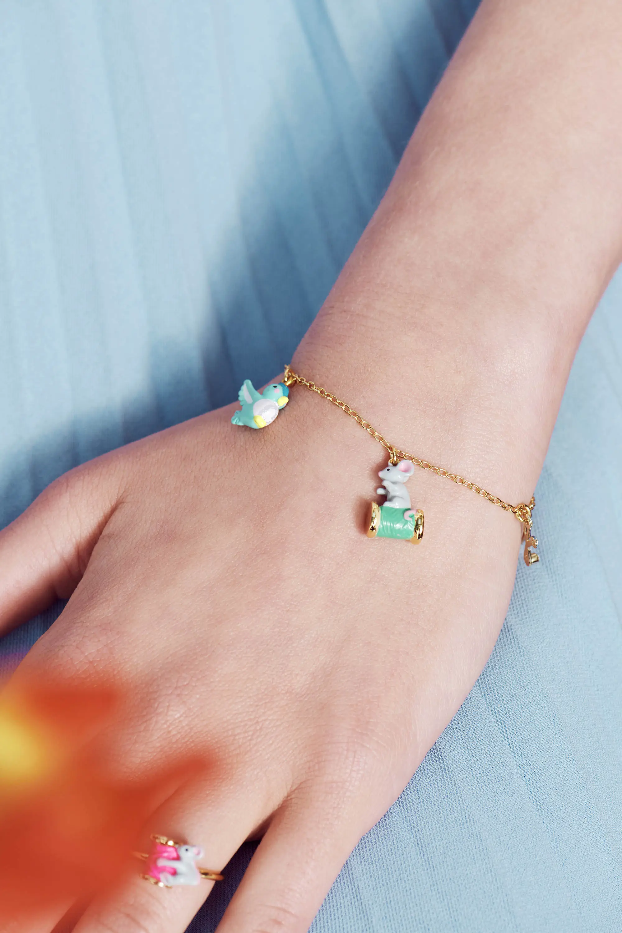 Bracelet délicat Les Néréides - Perle bouton, oiseau enchanteur, fil doré et souris espiègle avec ciseaux argentés - Élégance artisanale