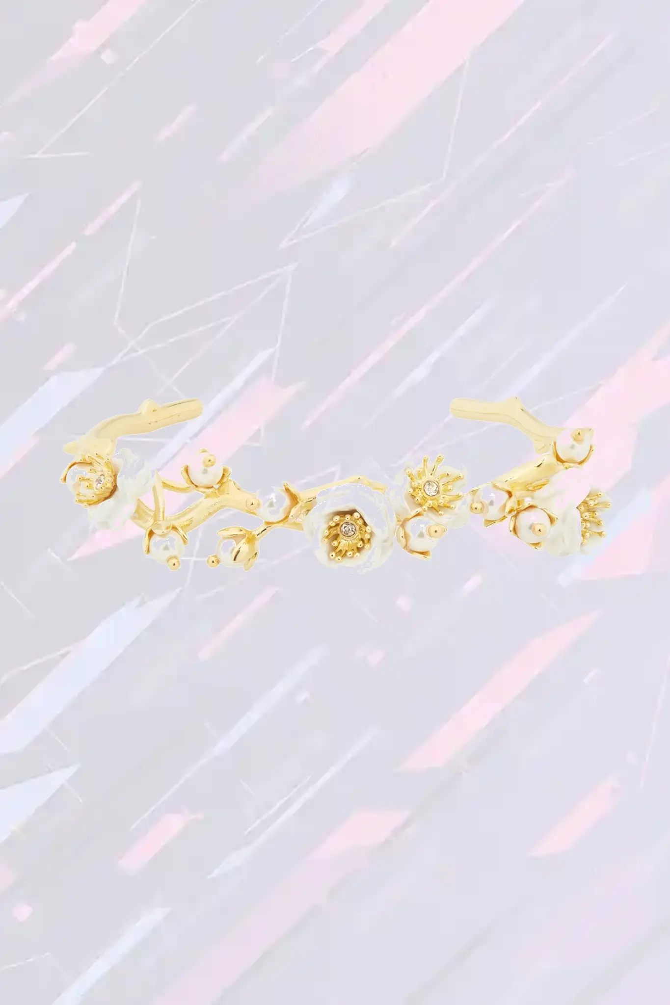 Bracelet Les Néréides en métal doré avec motifs floraux de roses blanches et perles nacrées - Élégance intemporelle