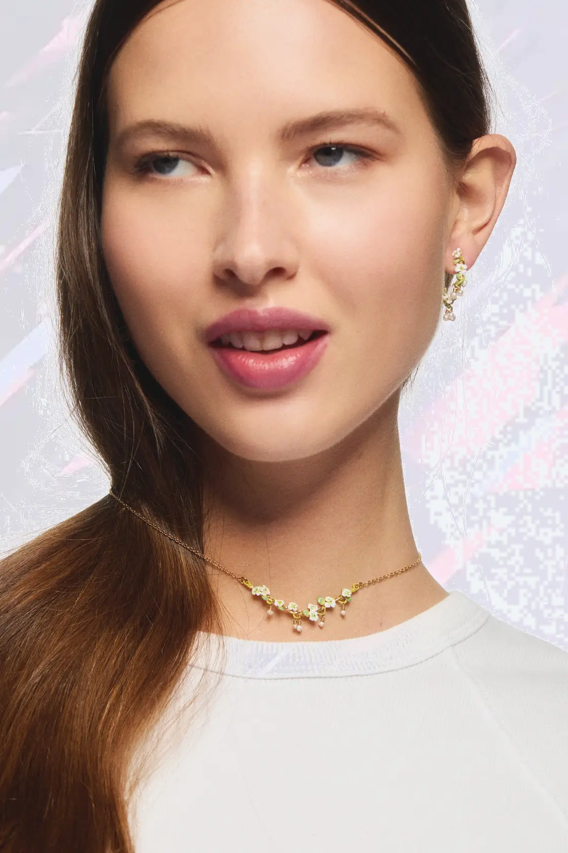 Collier fantaisie Les Néréides - Ornement doré ciselé avec motifs floraux ivoire et perles irisées