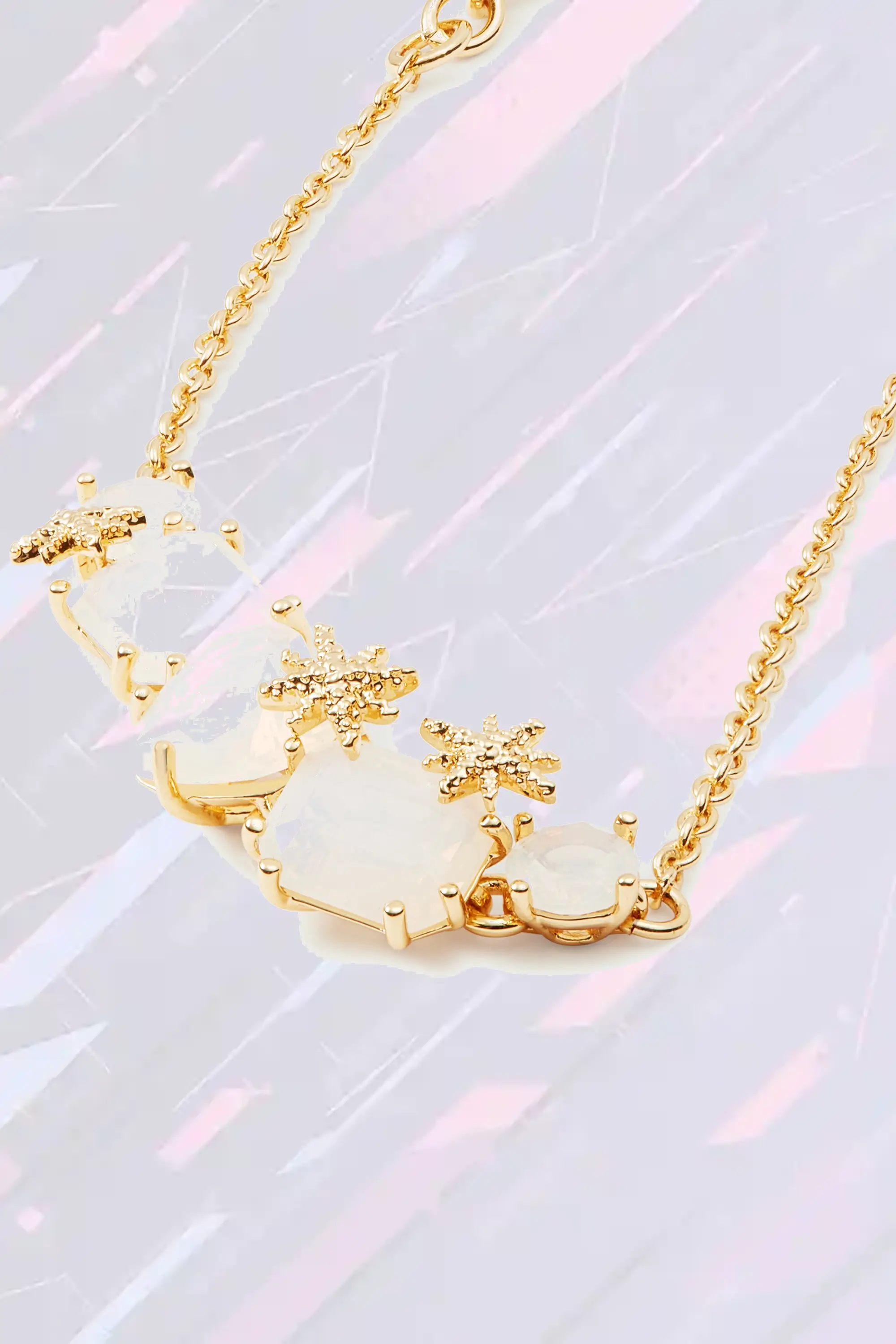 Bracelet artisanal Les Néréides avec cinq gemmes scintillantes - Pierre Diamantine blanc nacré et constellations délicates