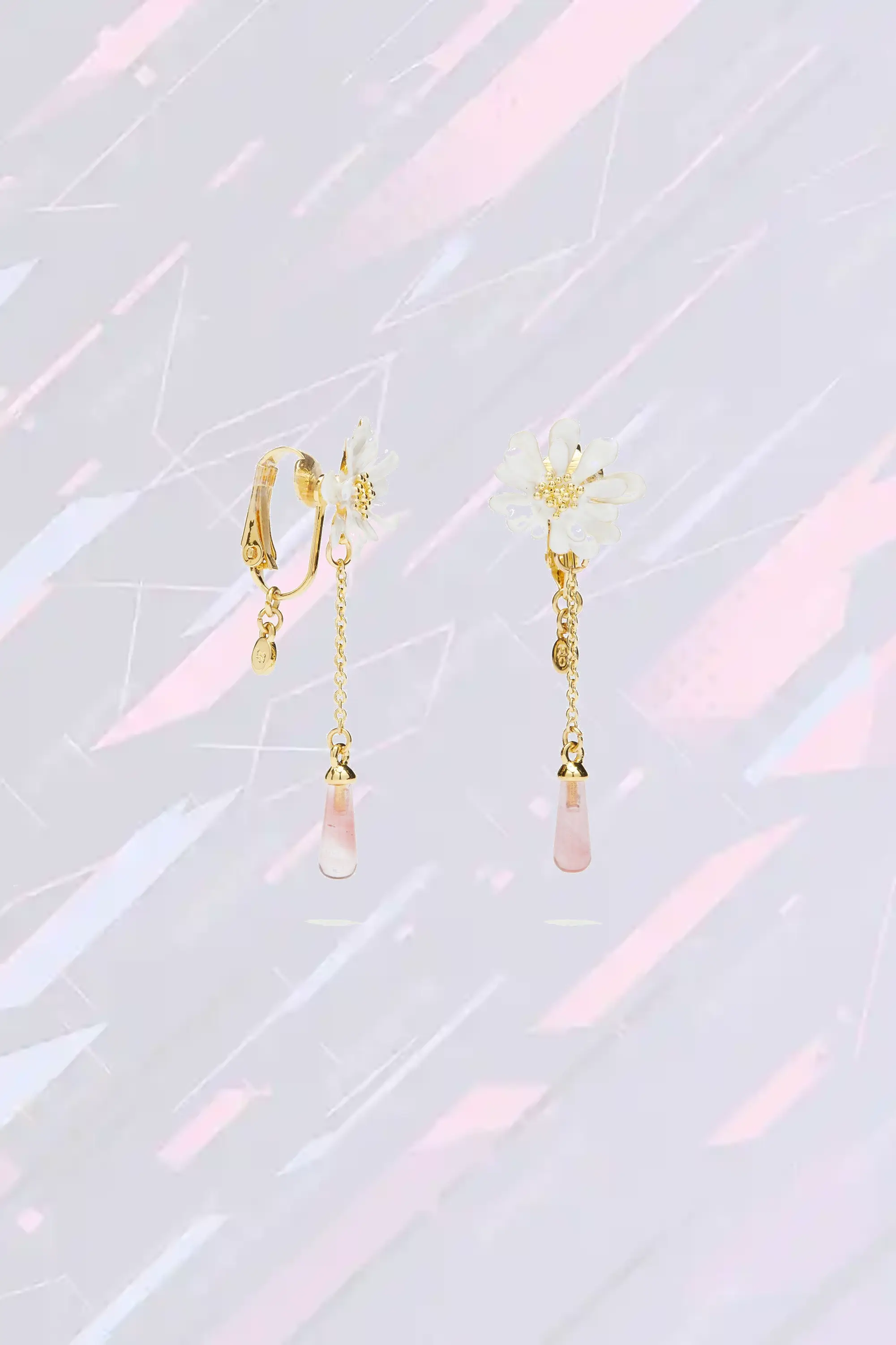 Boucles d’Oreilles Élégantes Fleur de Coton Blanc à Perle de Nacre Rosée - Création Étincelante avec Détail Délicat