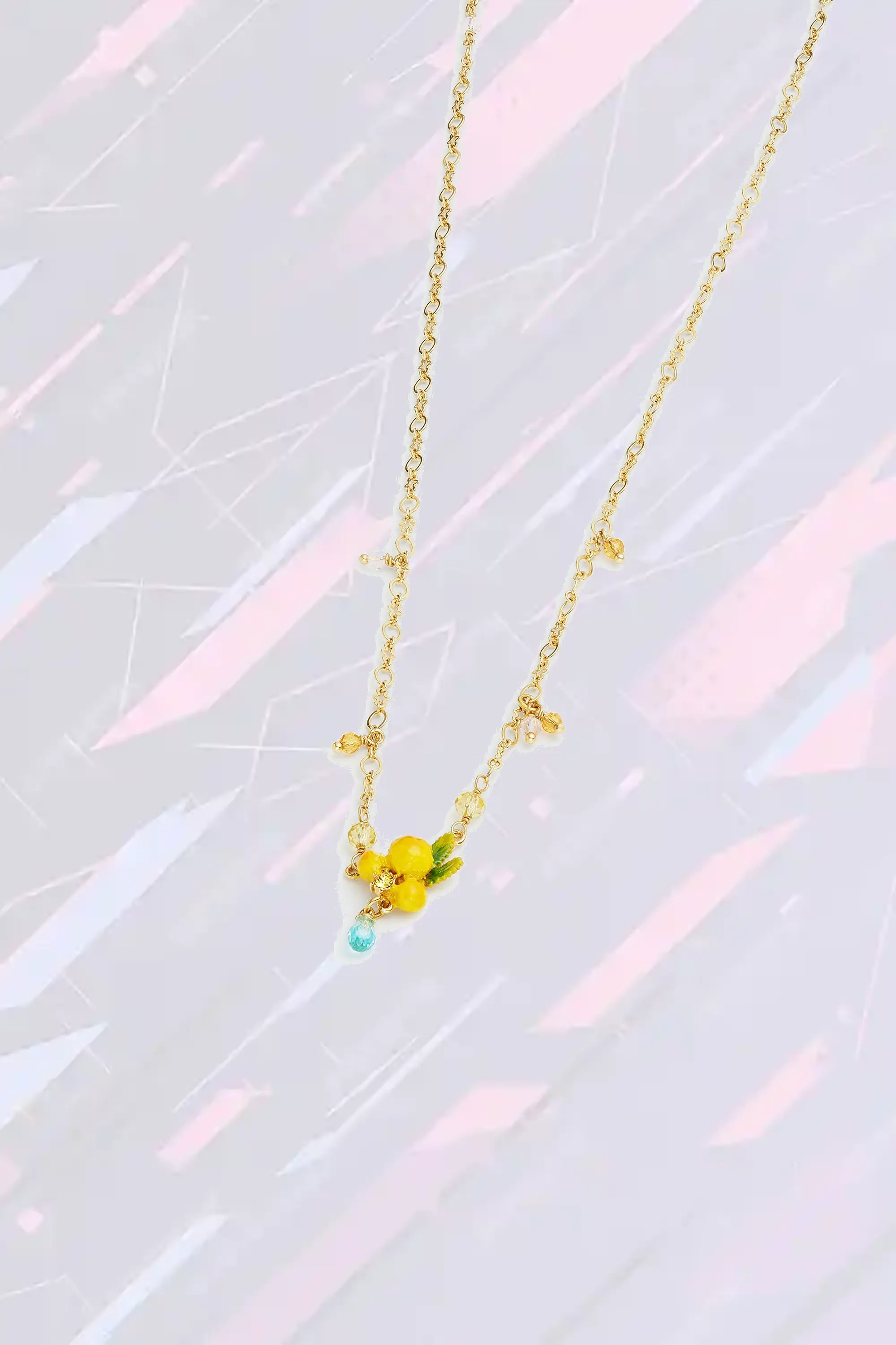 Pendentif floral en chaîne dorée avec motifs de mimosa et perles nacrées - Les Néréides
